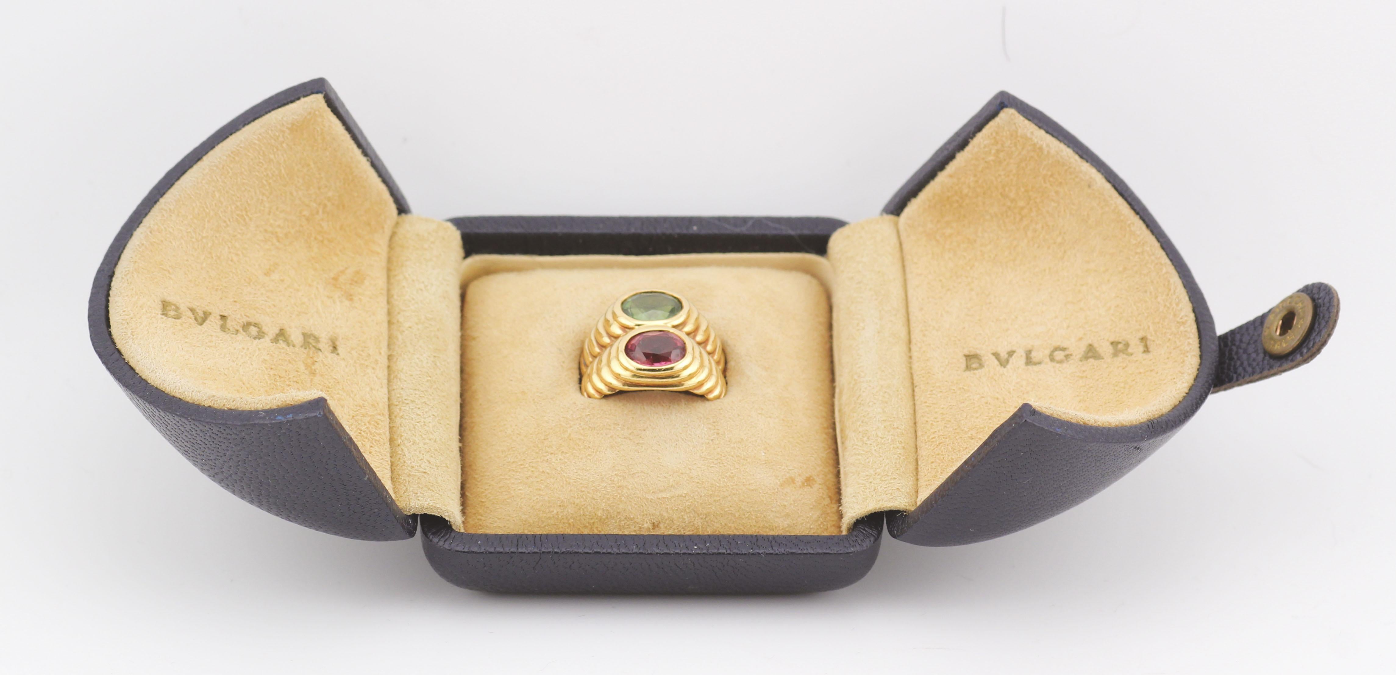 Kühn, lebhaft und unverkennbar Bulgari, ist dieser Vintage Doppio Turmalin Ring ein atemberaubendes Beispiel für das ikonische, farbbetonte Design des italienischen Hauses. Der fachmännisch aus 18-karätigem Gelbgold gefertigte Ring ist mit zwei