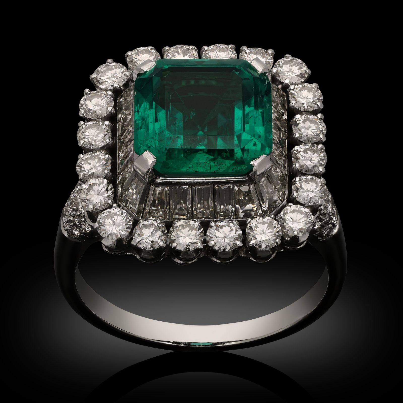 Creatore:
Bulgari
Sommario:
Anello vintage con smeraldo colombiano e diamanti da 3,64 carati
Descrizione:
Anello vintage con smeraldo e diamante di Bulgari, circa 1960. L'anello è incentrato su uno smeraldo colombiano ottagonale a gradini da 3,64