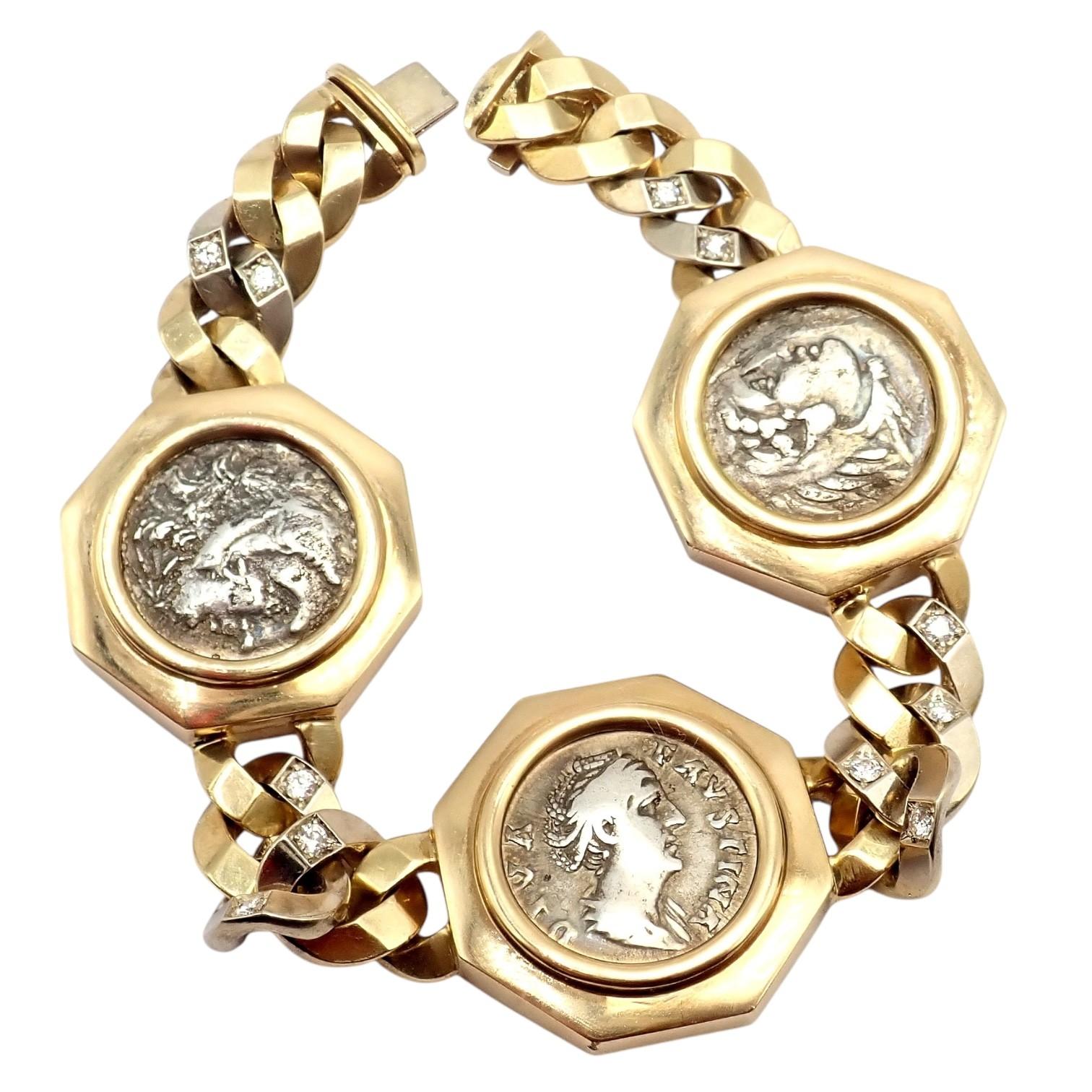 Bracciale a tre monete Monet in oro giallo e bianco 18k con diamanti di Bulgari. 
Raro bracciale Monet in oro giallo e bianco 18 carati di Bvlgari con tre antiche monete incorniciate da audaci castoni ottagonali. 
Le maglie d'oro alternate con