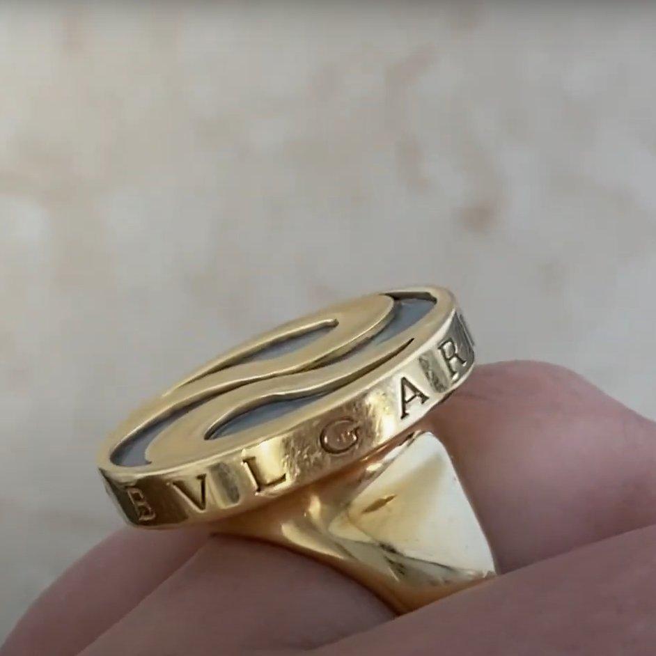 Bulgari Vintage Bague pivotante en nacre, or jaune 18k, Circa 1980 Excellent état - En vente à New York, NY