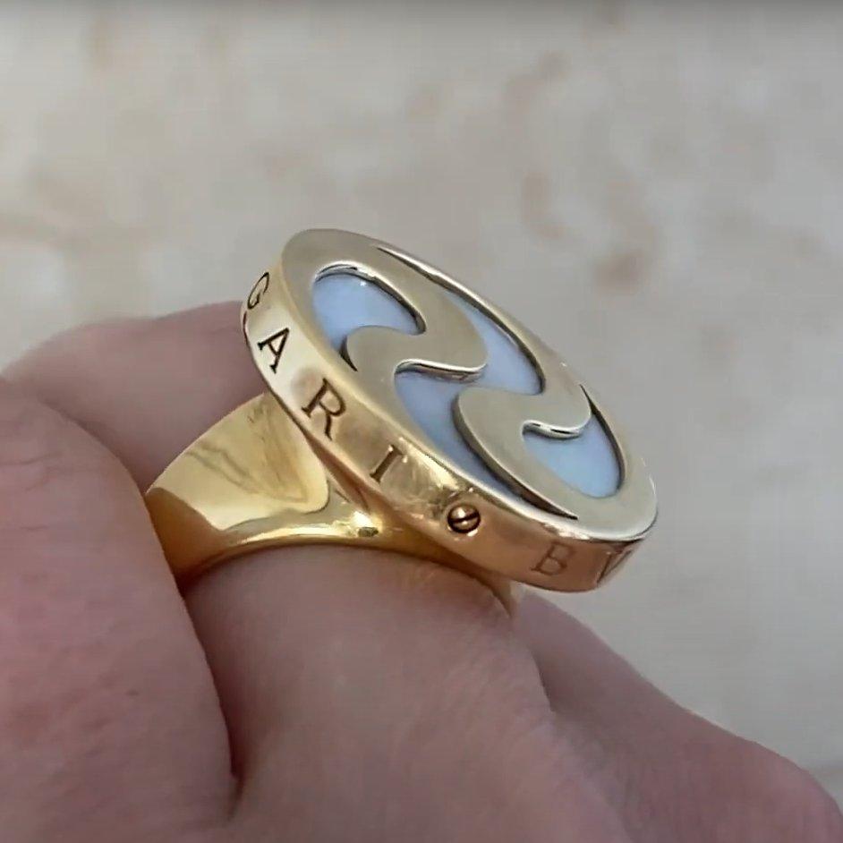 Bulgari Vintage Bague pivotante en nacre, or jaune 18k, Circa 1980 en vente 1
