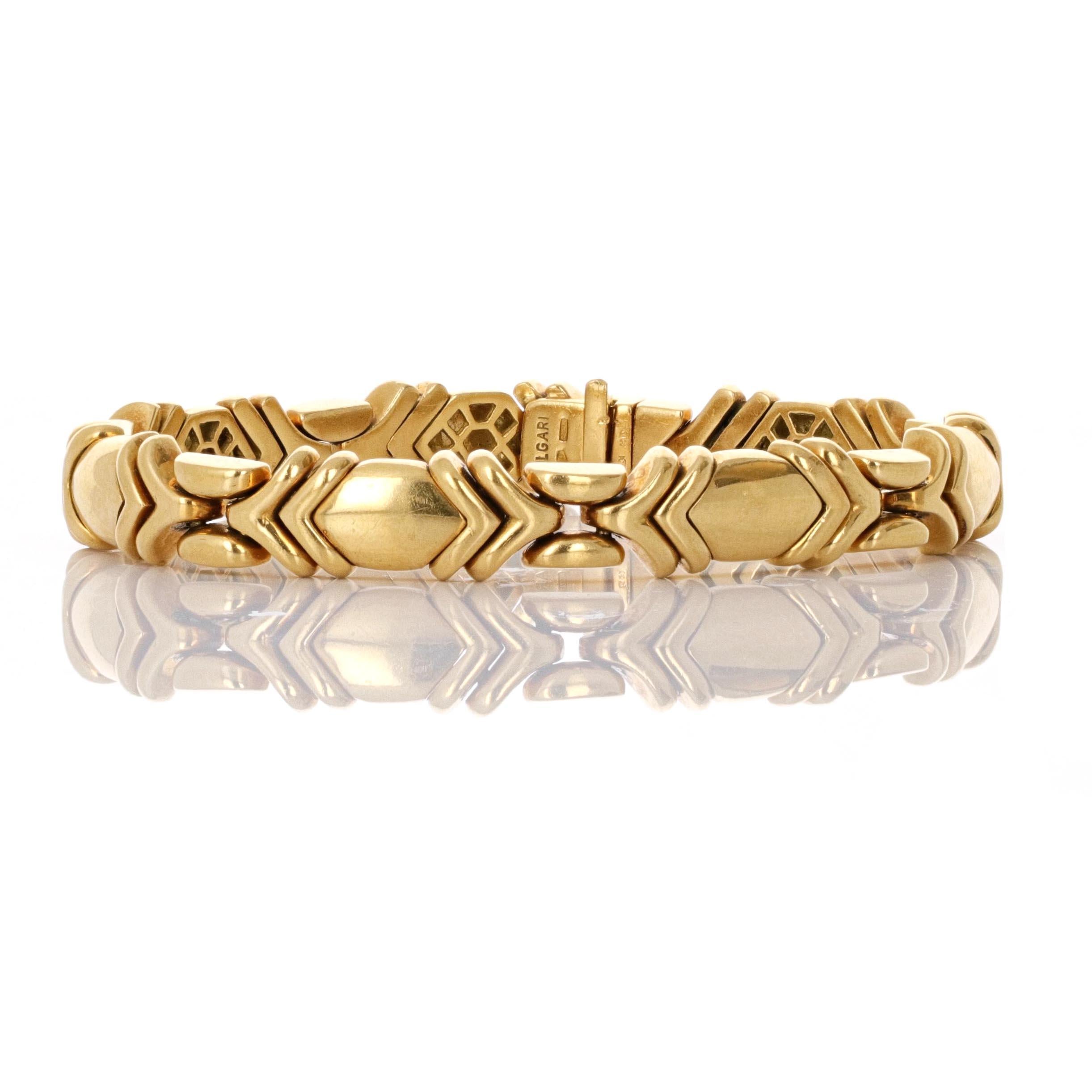 Classic vintage Bvlgari link bracelet in 18 karat yellow gold. The bracelet has a serial number and is signed Bvlgari.
