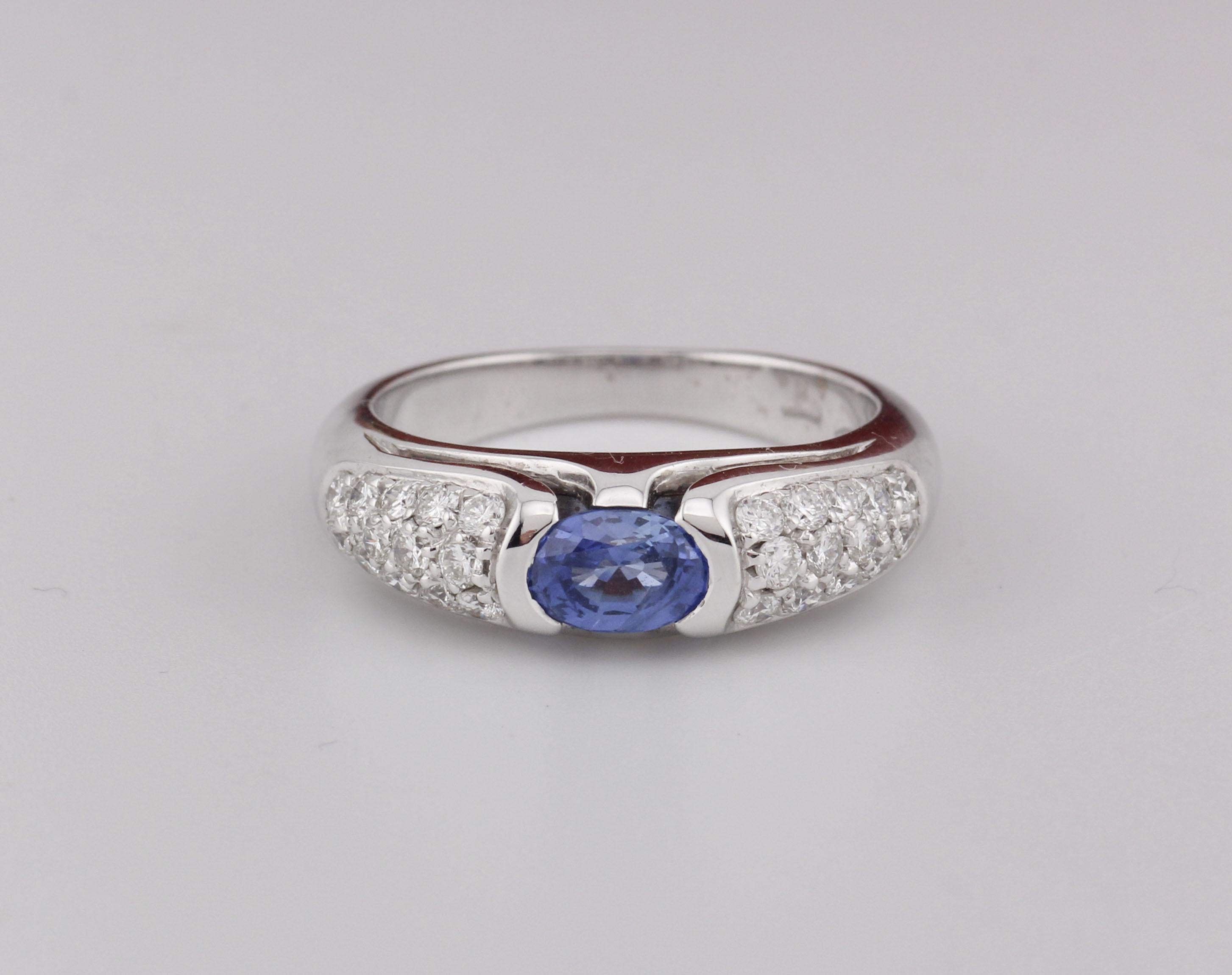 Der Bulgari Ring aus Weißgold mit Saphiren und Diamanten ist eine atemberaubende Verschmelzung von Luxus und raffinierter Eleganz. Dieses exquisite Stück zeigt die berühmte Handwerkskunst von Bvlgari und die Liebe zum Detail.

Der Ring ist aus