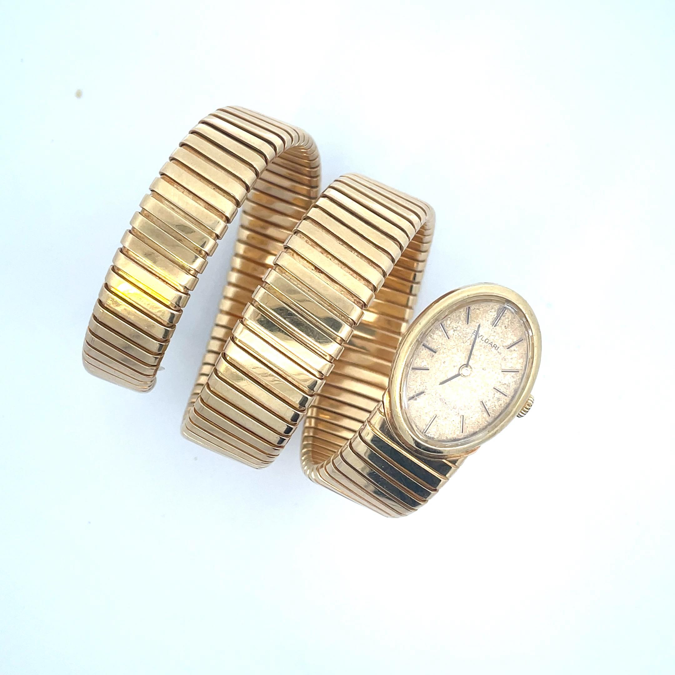 Eine seltene Schöne Vintage Bulgari Tubogas Uhr, aus 18k Gelbgold, um 1966.
Die goldene Uhr hat ein ovales Gehäuse mit einem matten Zifferblatt in GoldAged-Champagne. Das Zifferblatt ist mit Goldzeigern ausgestattet.
Das Uhrwerk ist ein Juvenia