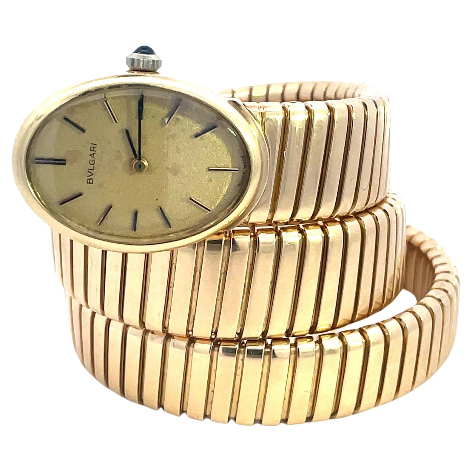 Rare montre Bulgari Tubogas Vintage, en or jaune 18 carats, circa 1965.
La montre en or est dotée d'un boîtier ovale et d'un cadran champagne mat. Le cadran est équipé d'aiguilles en or.
La Juvenia à remontage manuel est ornée d'un saphir bleu