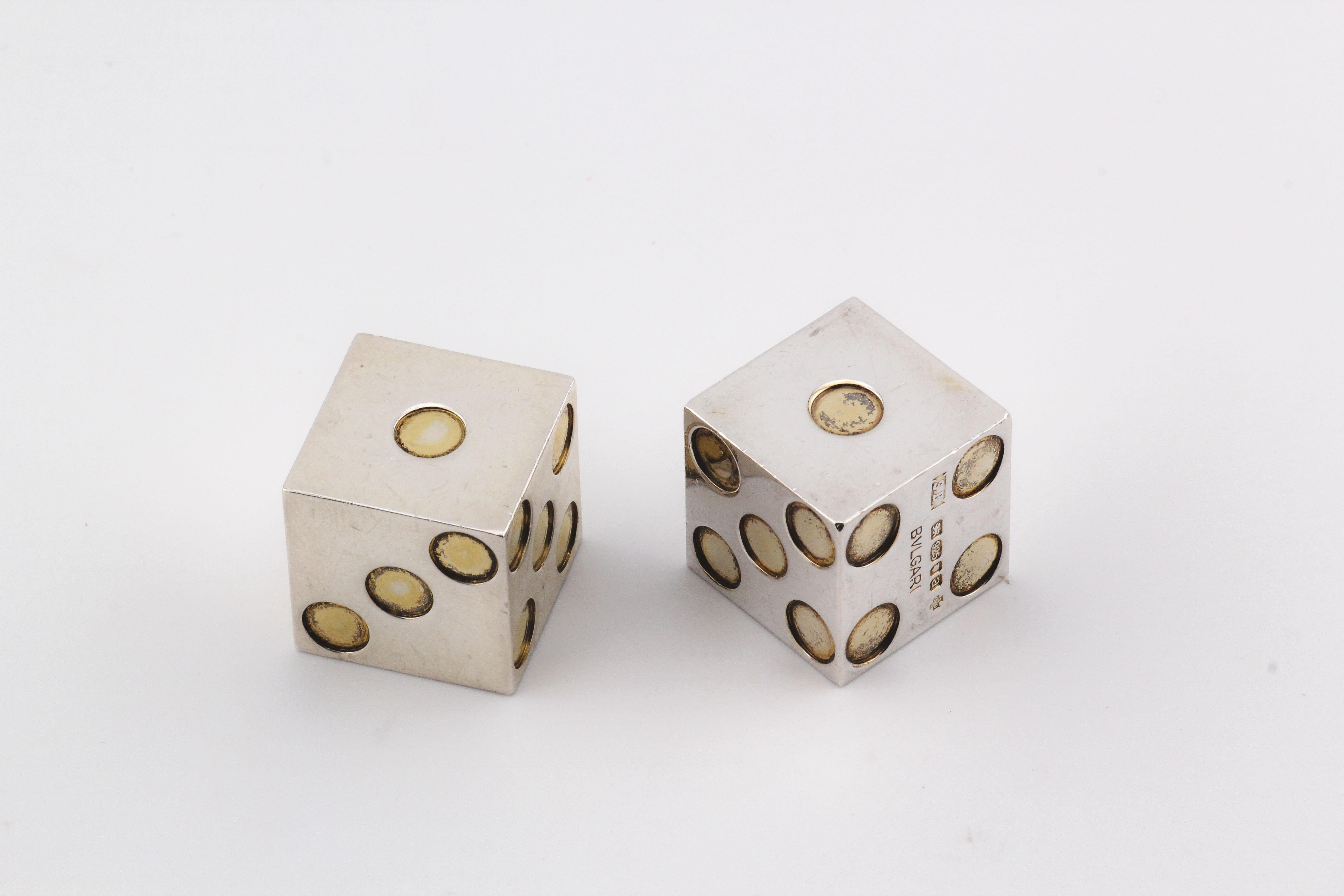 Un'audace strizzata d'occhio al glamour e al brivido della cultura del gioco d'azzardo di Las Vegas, questo dado da dadi in argento Bulgari vintage è un pezzo da collezione raro e distintivo, che unisce l'alta artigianalità al lusso giocoso. Fuso in