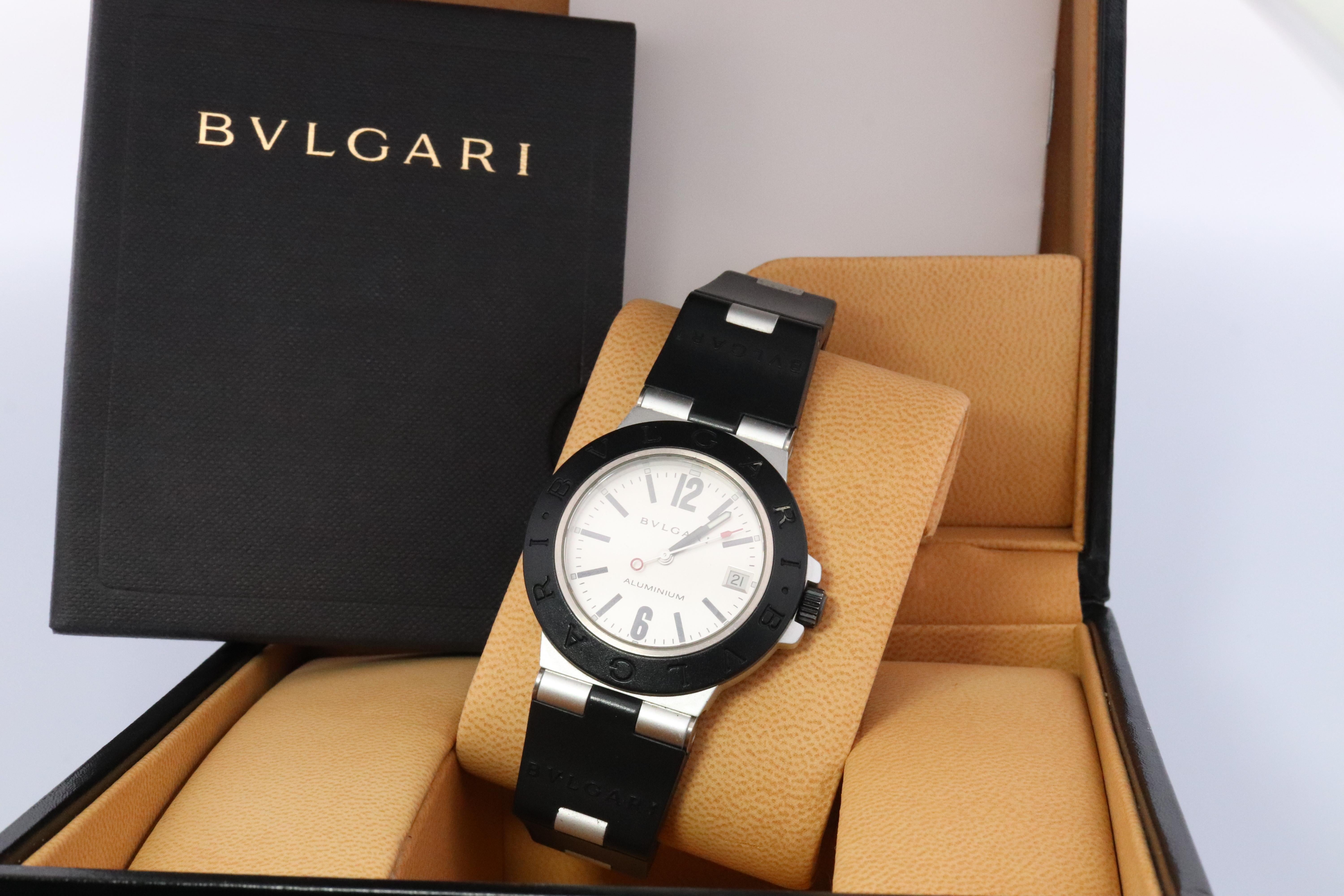 Ausgezeichnete authentische BVLGARI Automatikuhr.

Bvlgari AL38TA AUTOMATIC Aluminium Herrenuhr
38mm Gehäuse.

Vollautomatische Uhr. 

Enthält ORIGINAL Box und Papierkram.


Zustand: Hat einige Kratzer auf der Lünette und Armband.