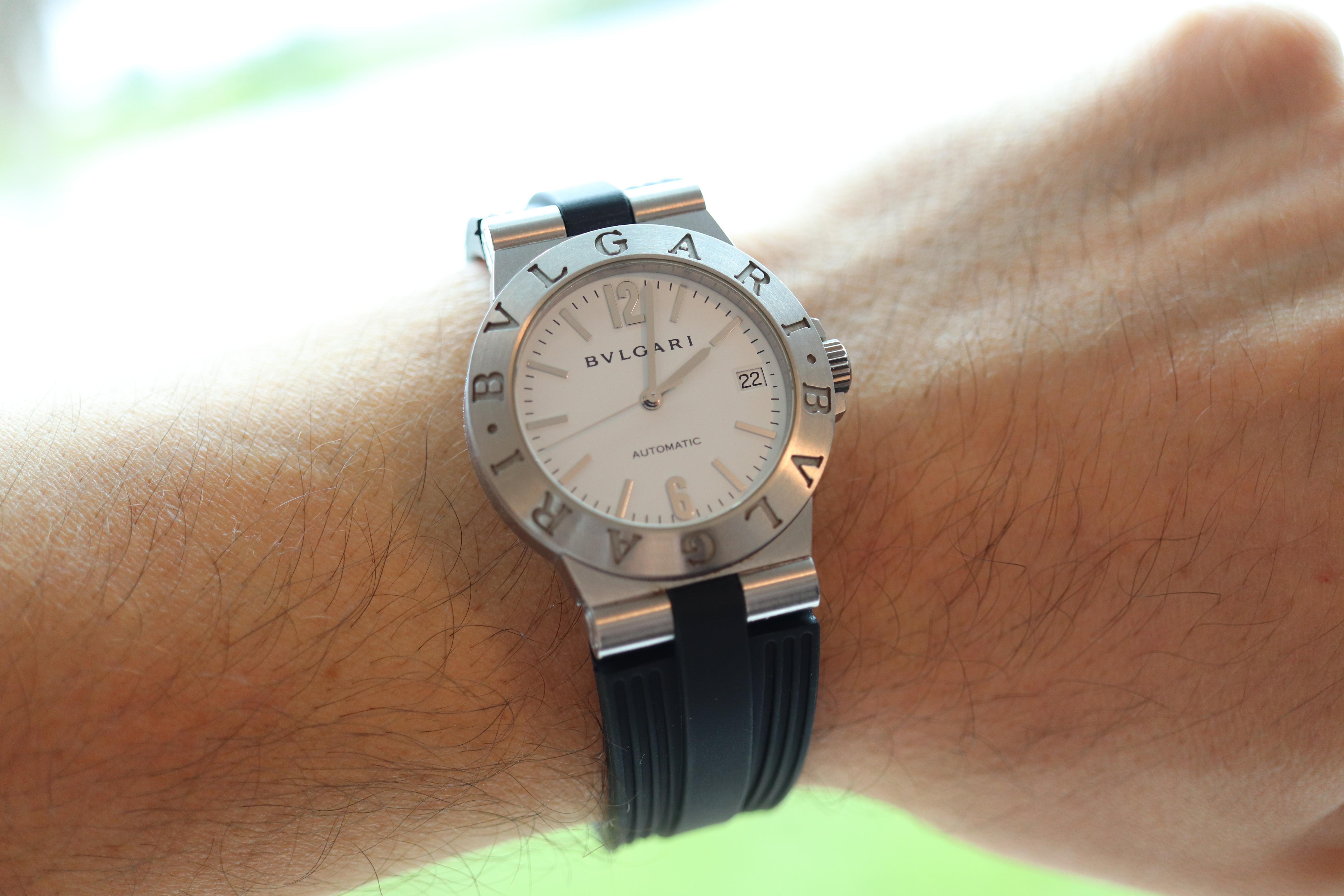 Excellent Authentic BVLGARI Automatic Watch.

Bvlgari LCV35S Diagono AUTOMATIC Aluminum Mens Watch
35mm case.

Full Automatic Watch. 

Serviced.

Condition: Has some scratches on the bezel. New Black Silicone Band.