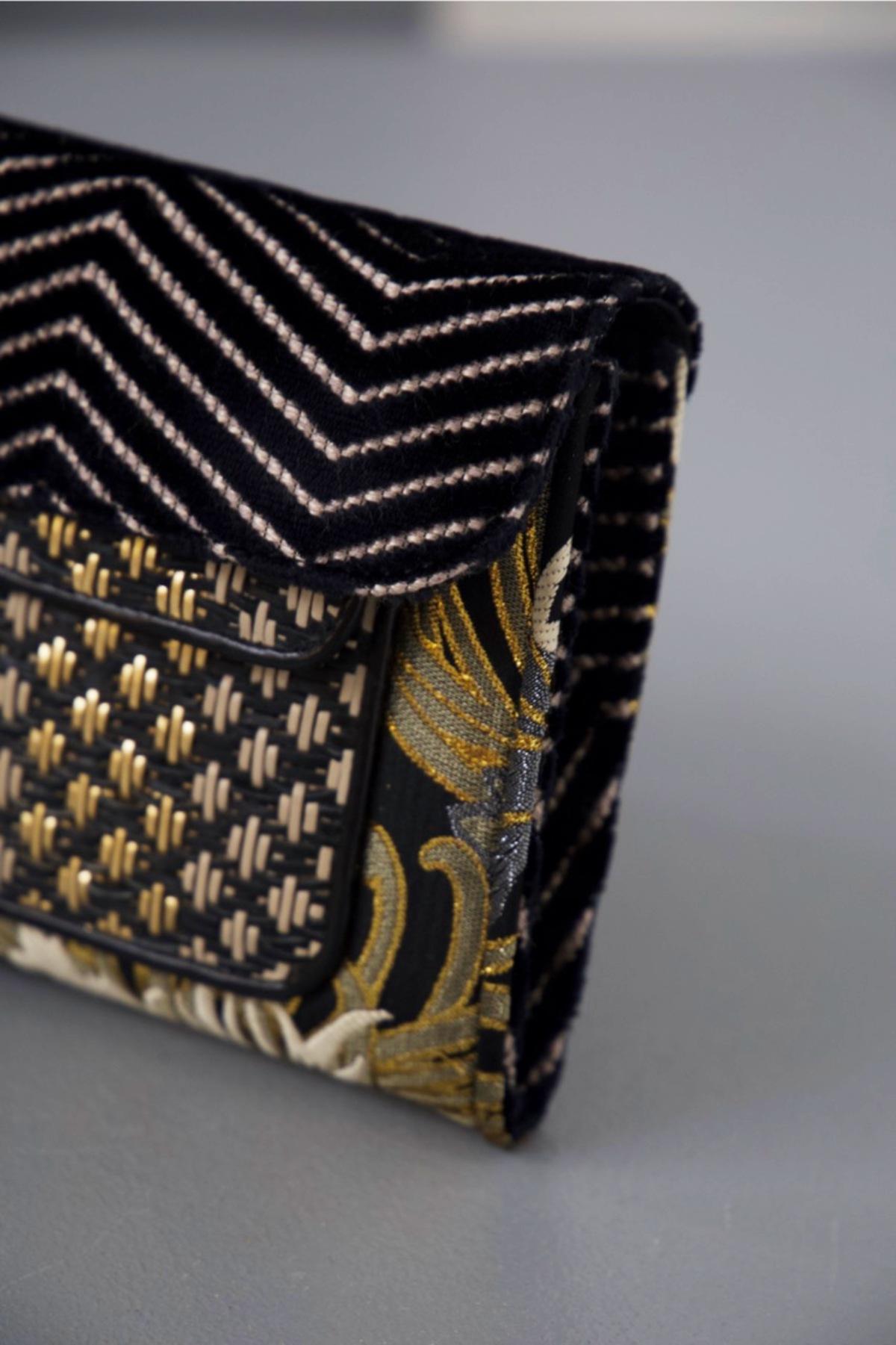 Bulgari Damen-Clutch Bag mit goldenen floralen Details 1