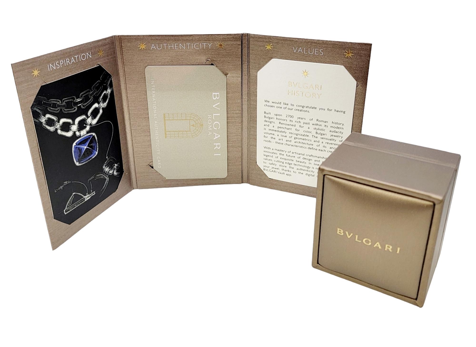 Bulgari, bague d'alliance pour femme à double logo en or blanc 18 carats et diamants en vente 11