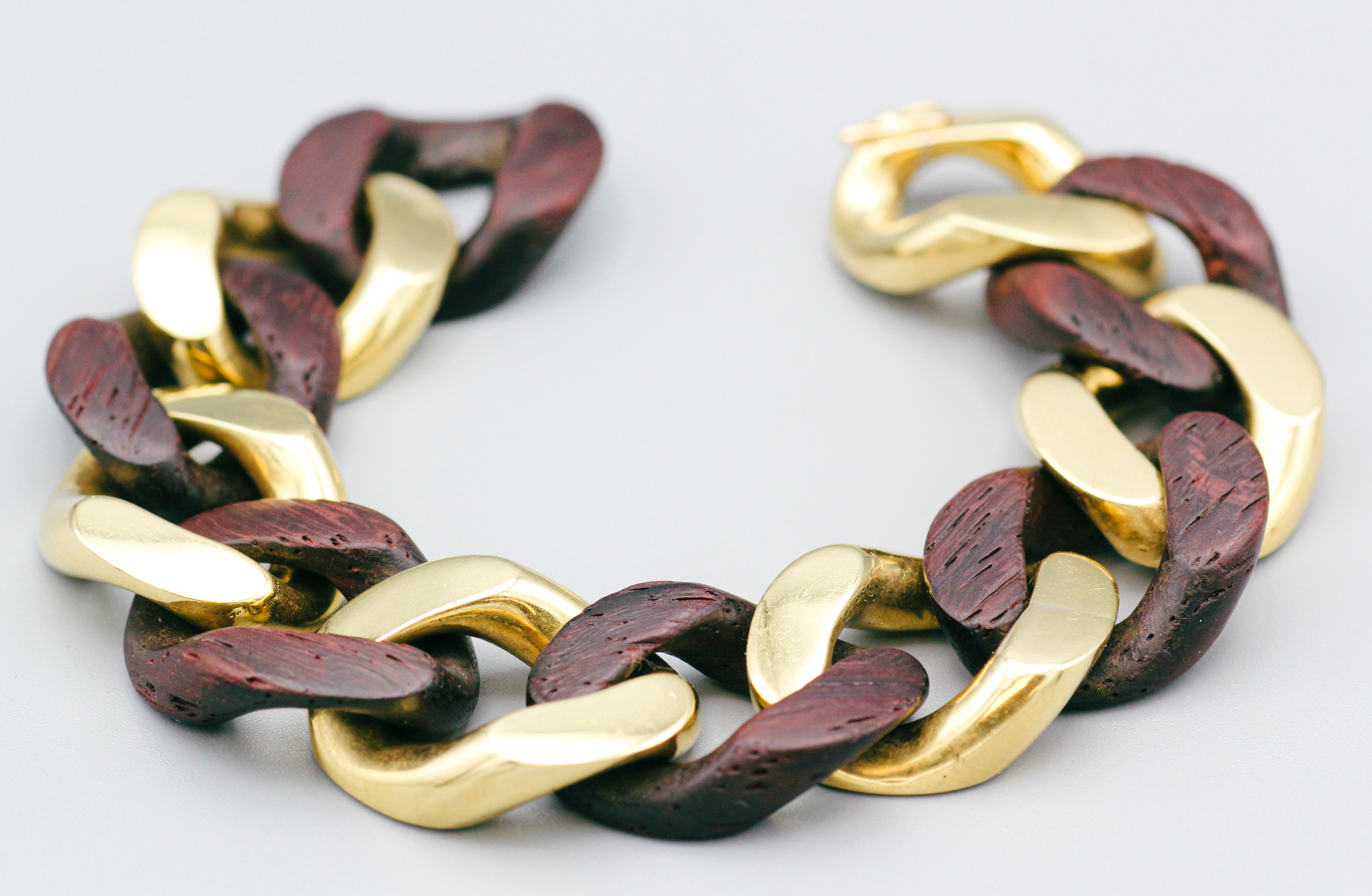 Remontez le temps avec ce bracelet iconique à maillons en bois et en or 18 carats de Bulgari, datant des années 1960-70.
Cette pièce exquise témoigne de la maîtrise du design et de l'artisanat de Bulgari, alliant la chaleur du bois naturel à