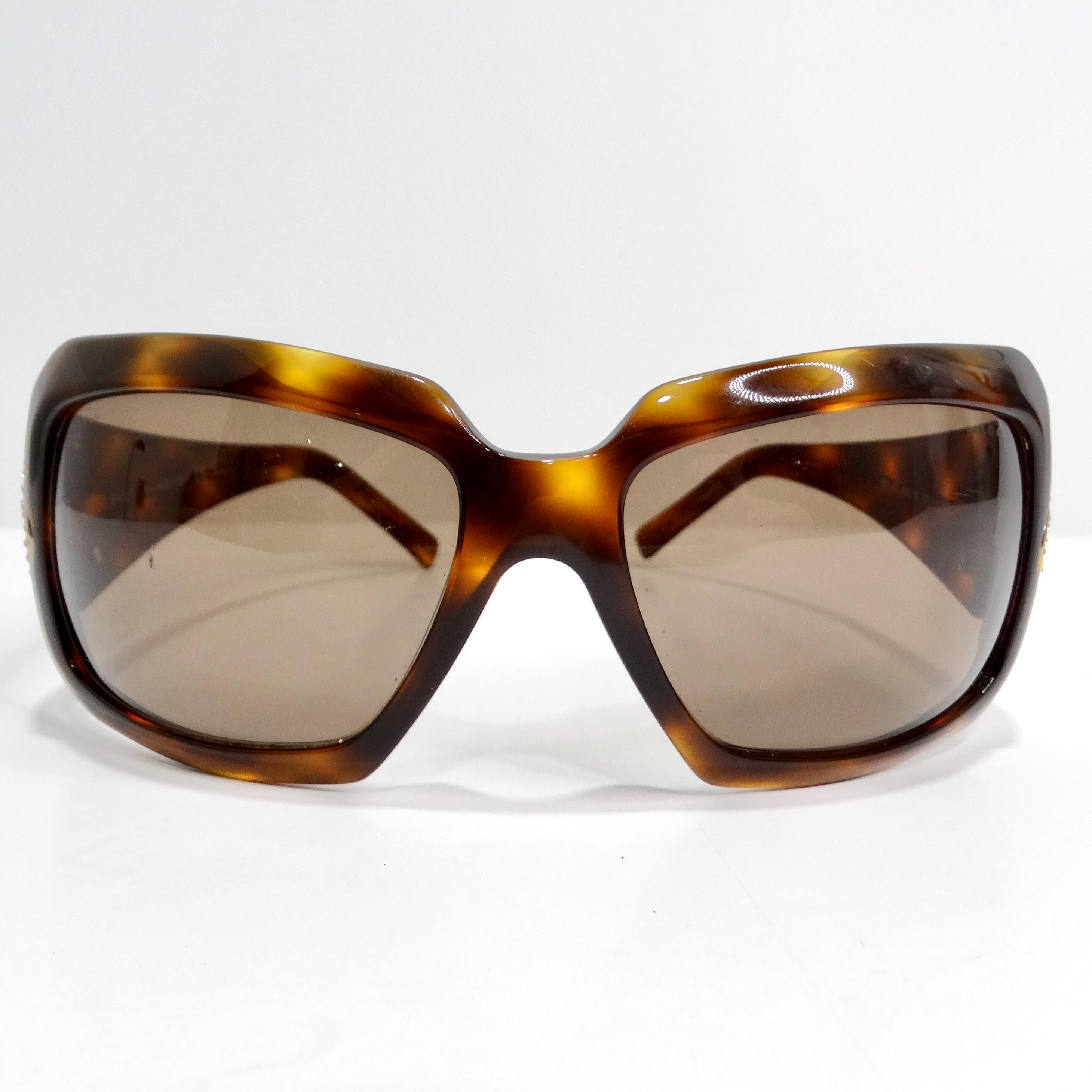 Voici les lunettes de soleil Bulgari Y2K Tortoise Shell, un mélange parfait de style classique et de glamour luxueux. Ces lunettes de soleil sophistiquées présentent un motif intemporel en écaille de tortue marron et une monture rectangulaire