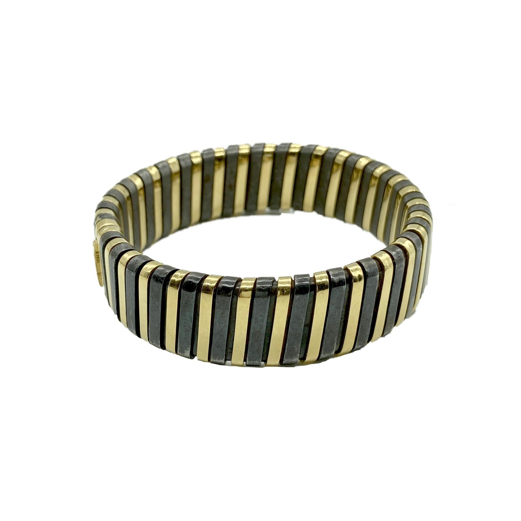 Un bracelet bangle polyvalent Bulgari en or jaune 18 carats et or noirci. Vers 1970.