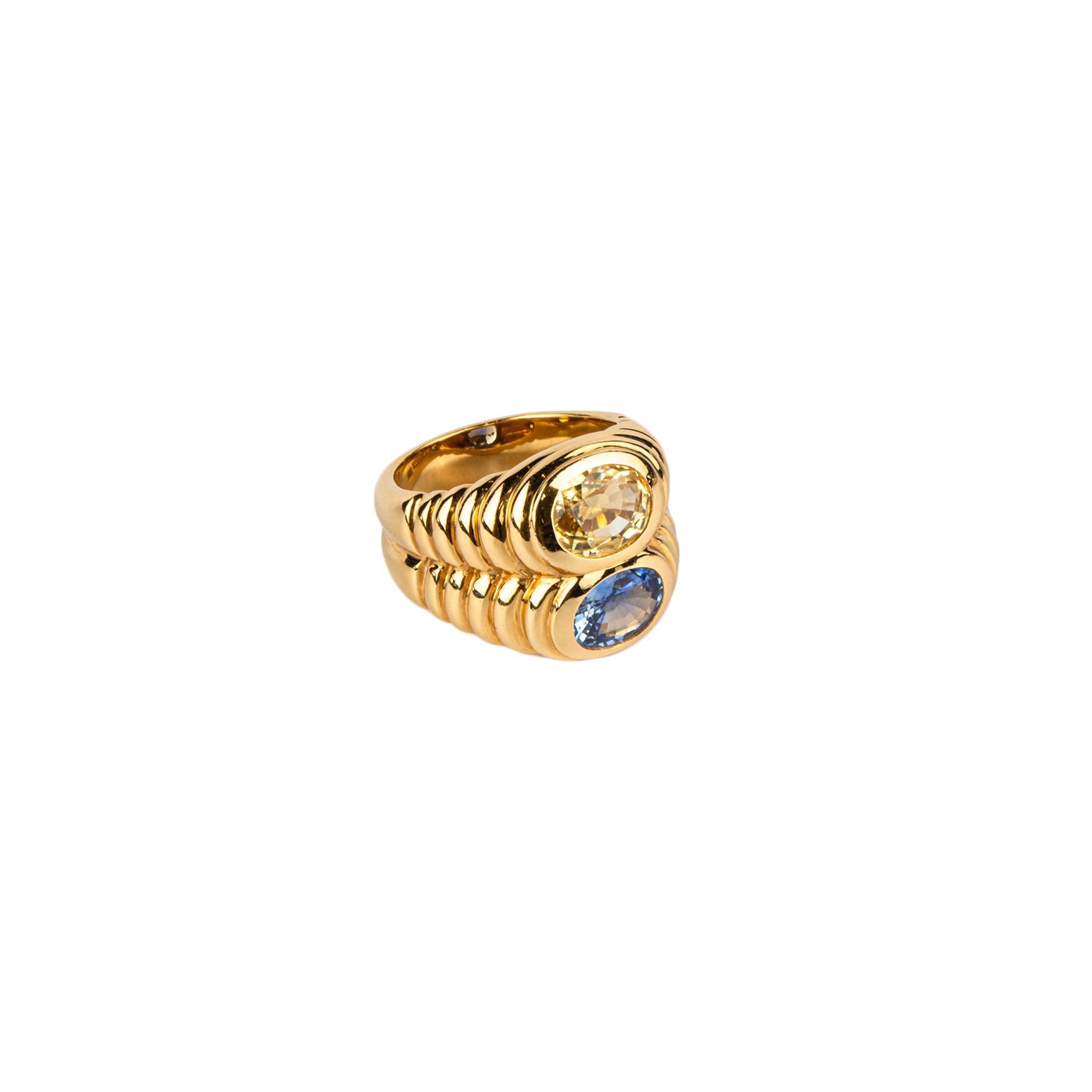 Ein ikonischer zweifarbiger Ring von Bulgari aus 18 Karat Gold mit gelben und blauen Saphiren. Hergestellt in Italien, um 1980.