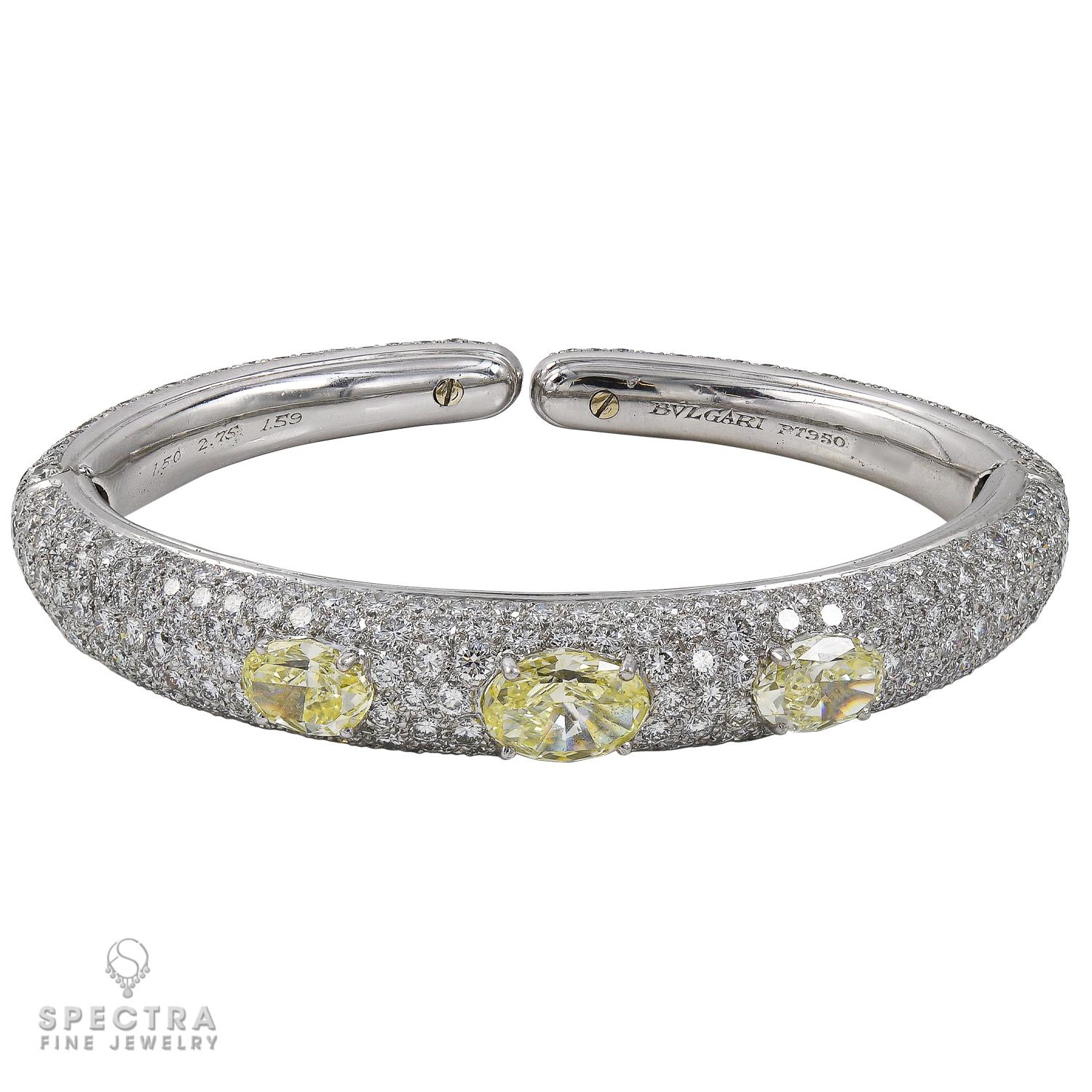 Ce bracelet à pavé de diamants jaunes Bulgari, fabriqué en Italie, est un splendide bracelet à double charnière de style bombé. La forme bombée est agréablement arrondie, lyrique et typiquement féminine. La surface incurvée met en valeur la beauté