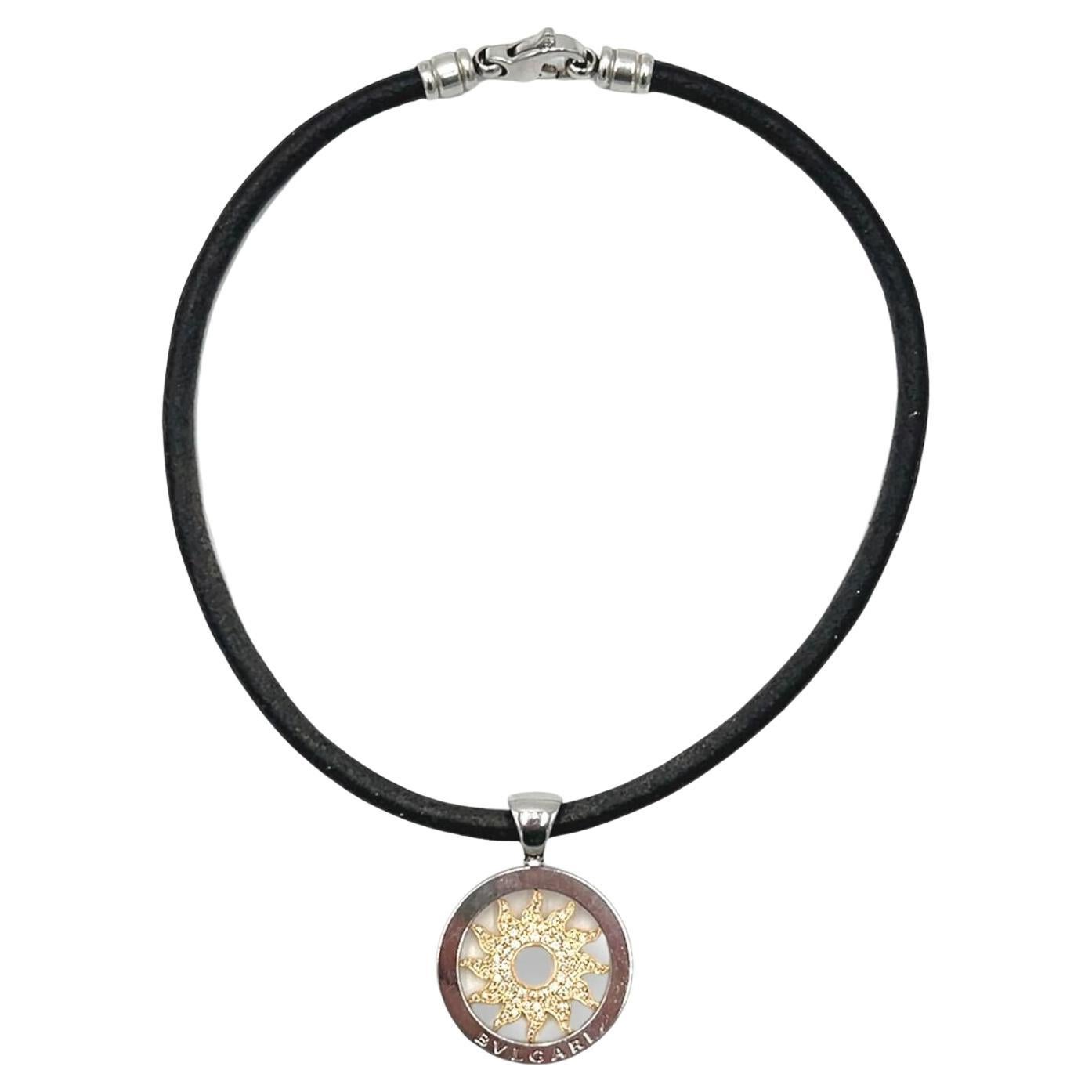 Ein Collier aus 18 Karat Gelbgold, Edelstahl, Leder und Diamanten, Bulgari.  Der 