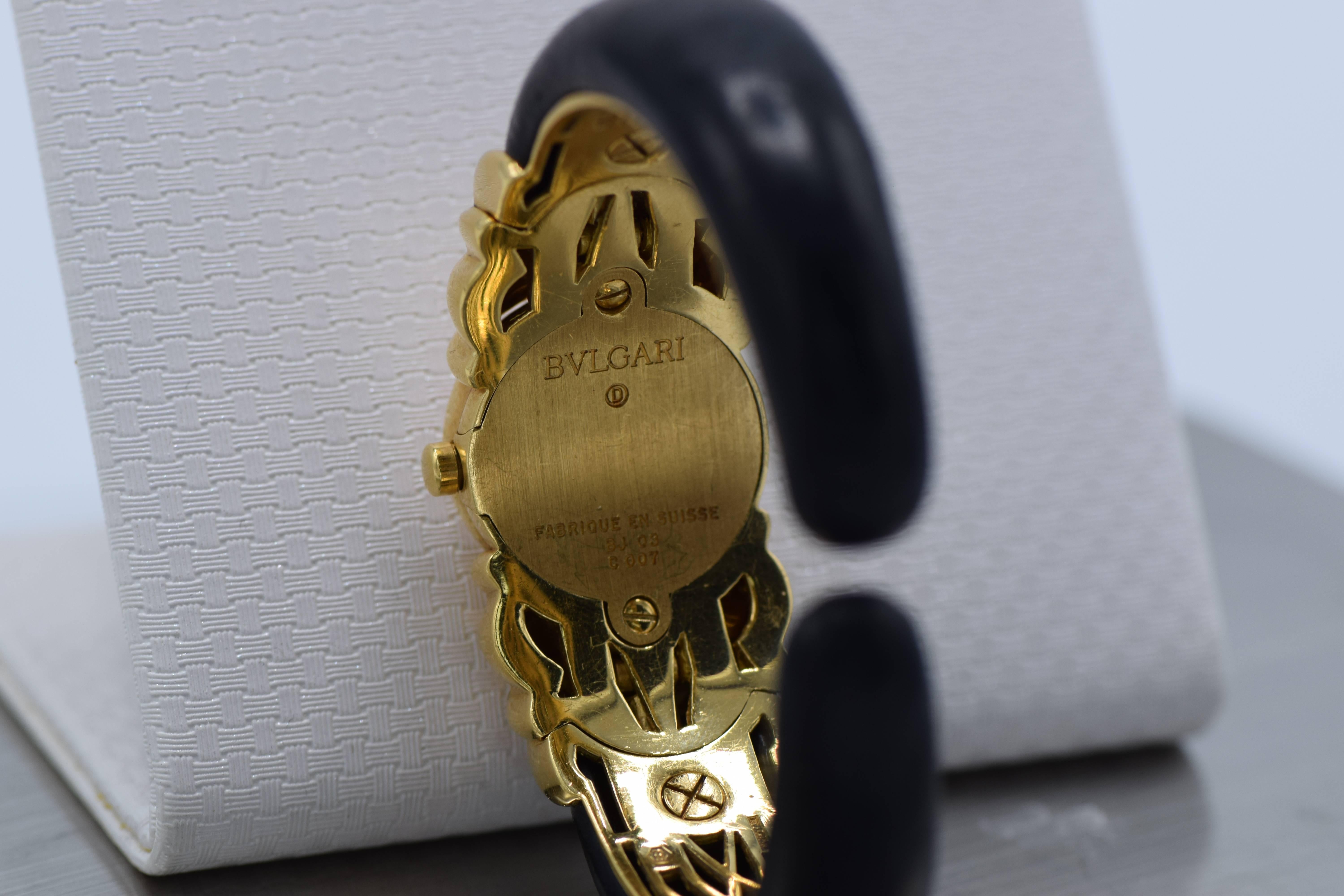Montre Bulgari 'Antalya' en or 18 carats, avec bracelets interchangeables

Livré avec des bracelets marron et rouge 