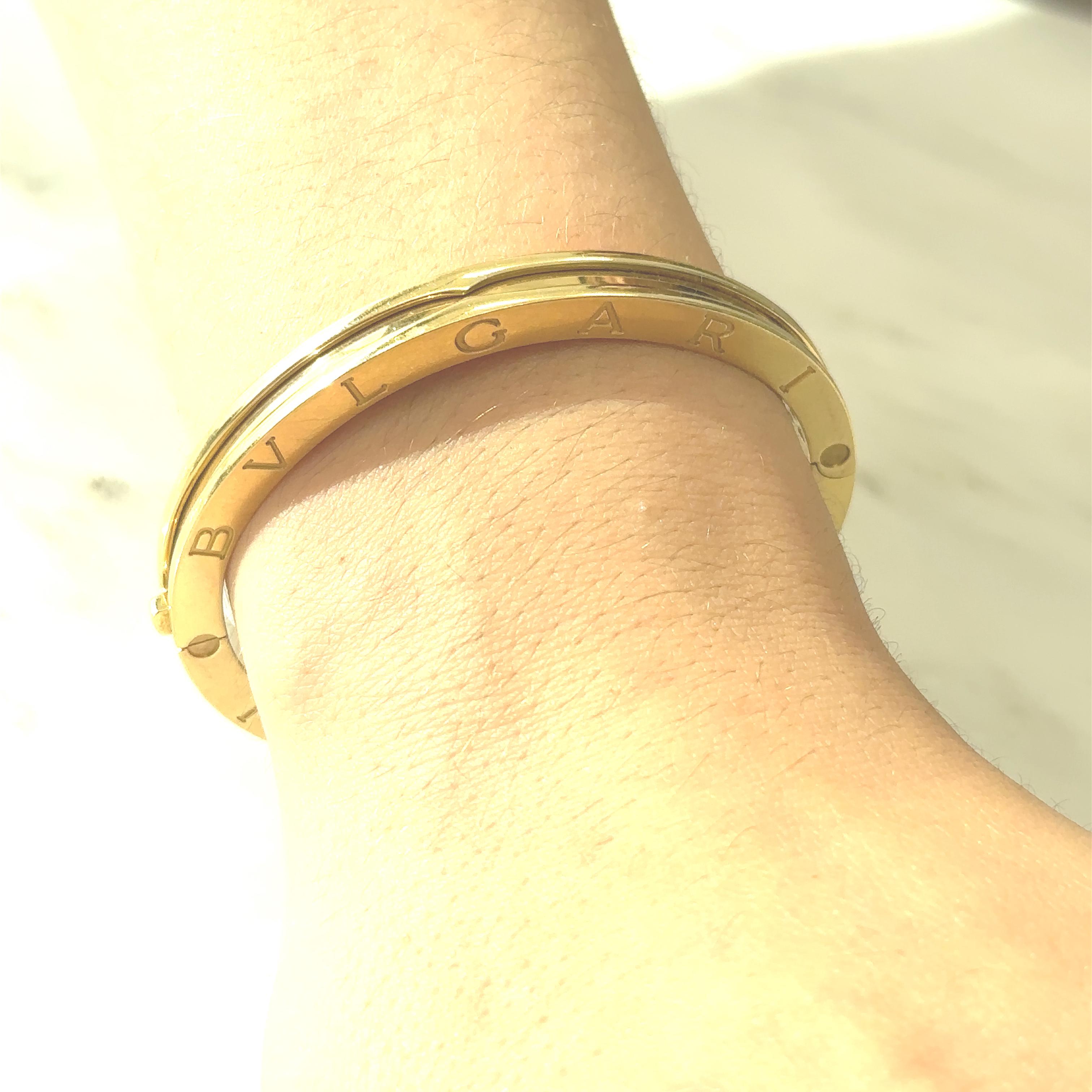 Ce bracelet en or Bulgari 'B.Zero1' est en or 18kt signé Bulgari. Fabriquées en Italie. Environ 47 grammes. Circonférence intérieure de 6,5 pouces. 

Le bracelet B.Zero1 n'est plus disponible en or jaune chez Bulgari, ce qui en fait une pièce rare à