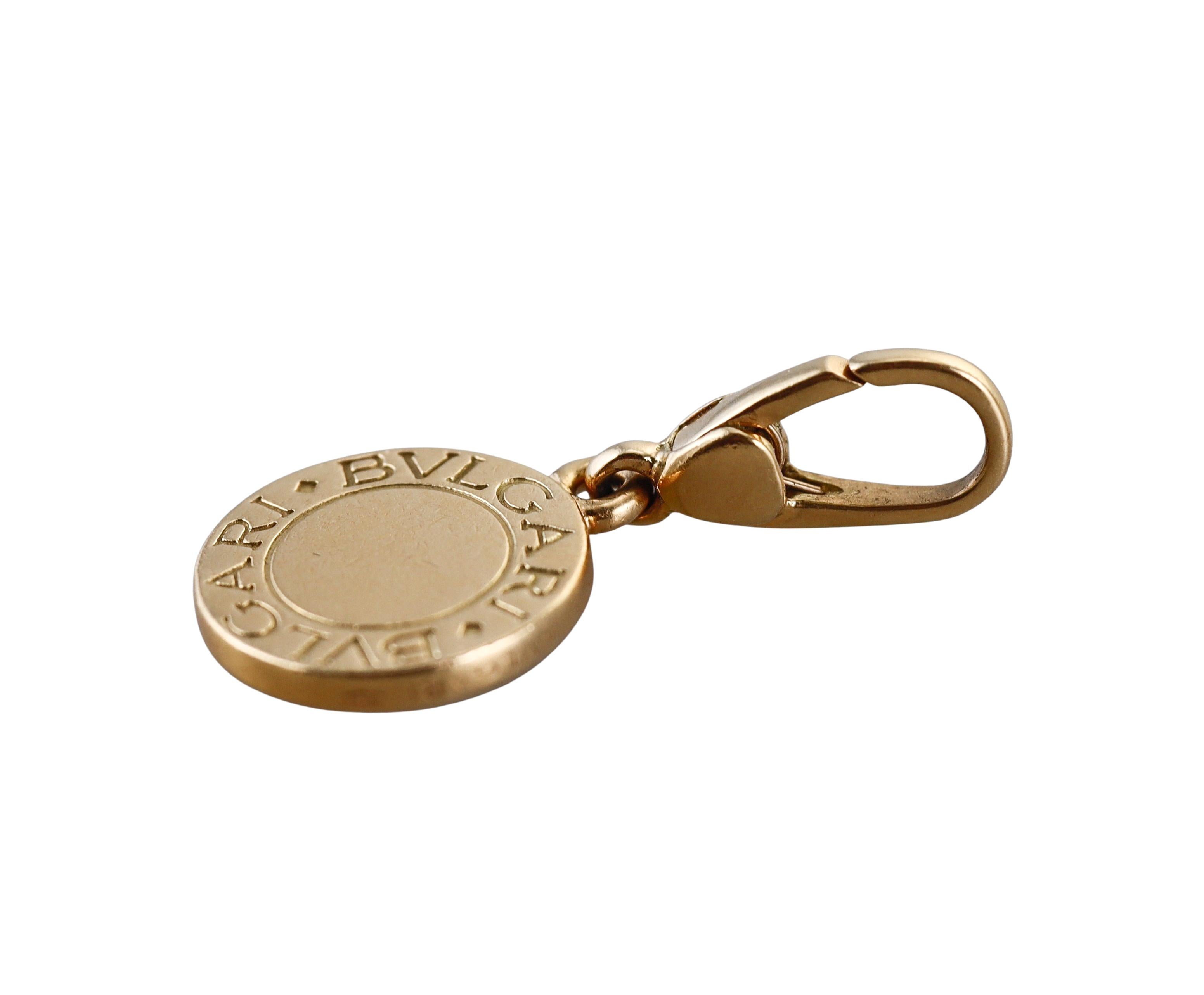 Taglio rotondo Ciondolo con charme in corallo in oro giallo Bulgari in vendita