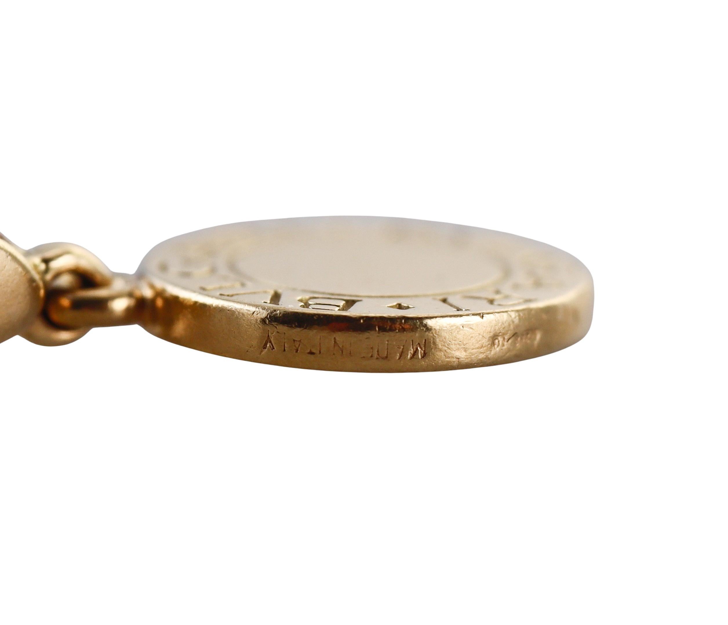 Ciondolo con charme in corallo in oro giallo Bulgari in vendita 1