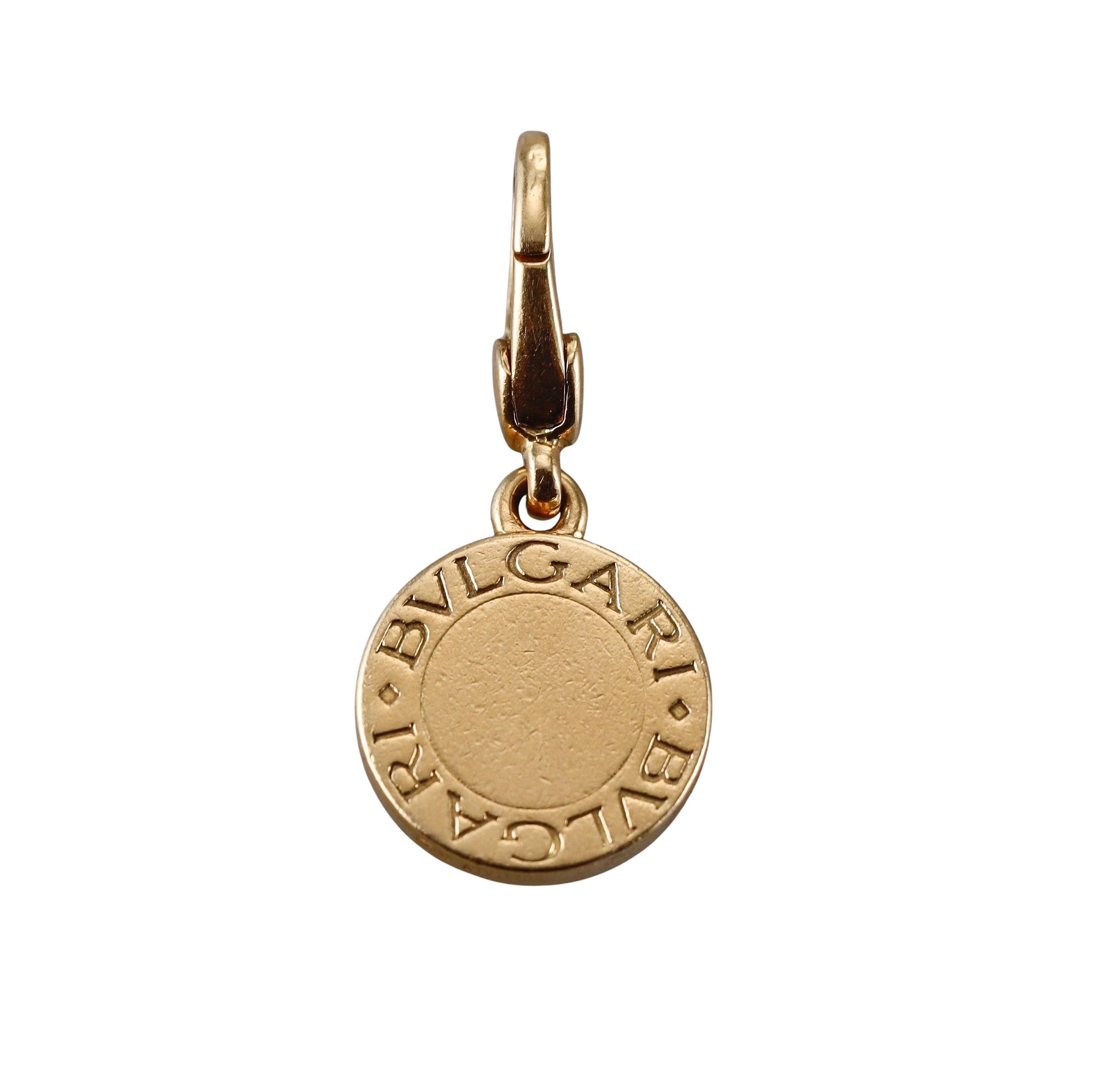 Pendentif à charme en or jaune 18 carats de Bvlgari avec environ 0,20ctw G/VS diamants. Le pendentif mesure 28 mm de long avec la balle et 13 mm de diamètre. Marqué Bvlgari, fabriqué en Italie, 750. Poids - 5 grammes. 