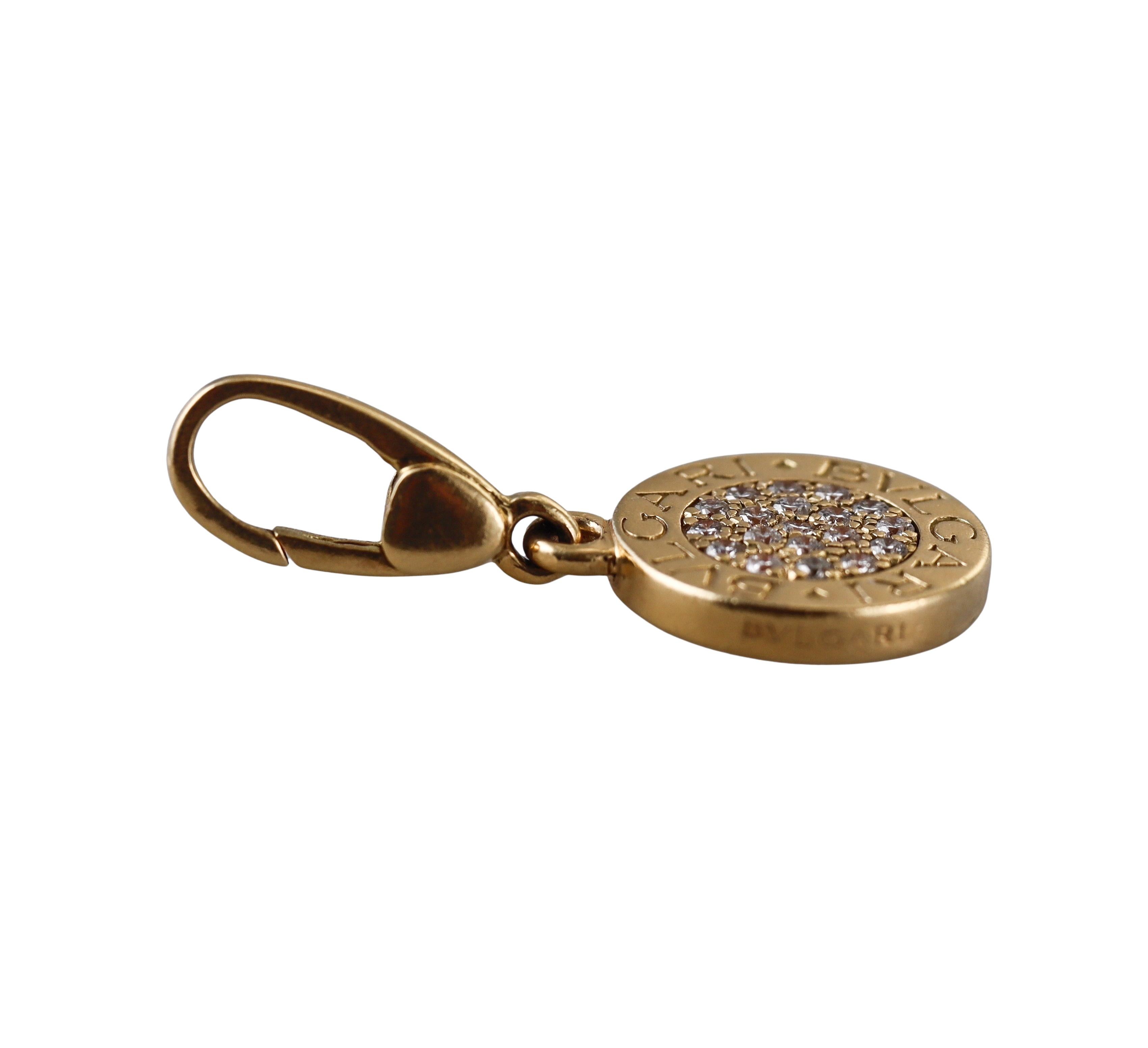Pendentif Bulgari en or jaune avec breloque en diamant Excellent état - En vente à New York, NY