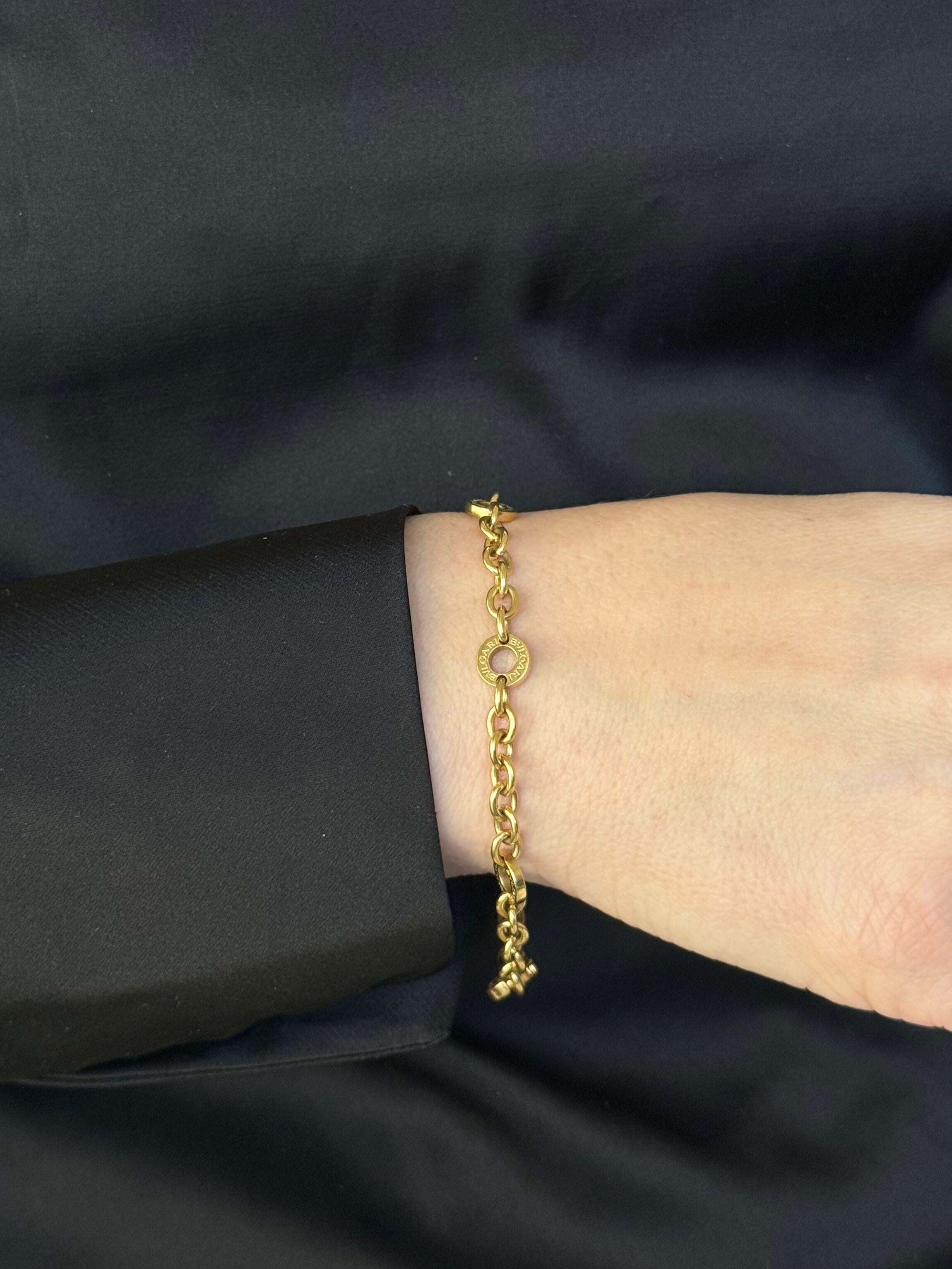 Un bracelet en or jaune 18 carats de Bvlgari. 
Le bracelet mesure 7,75