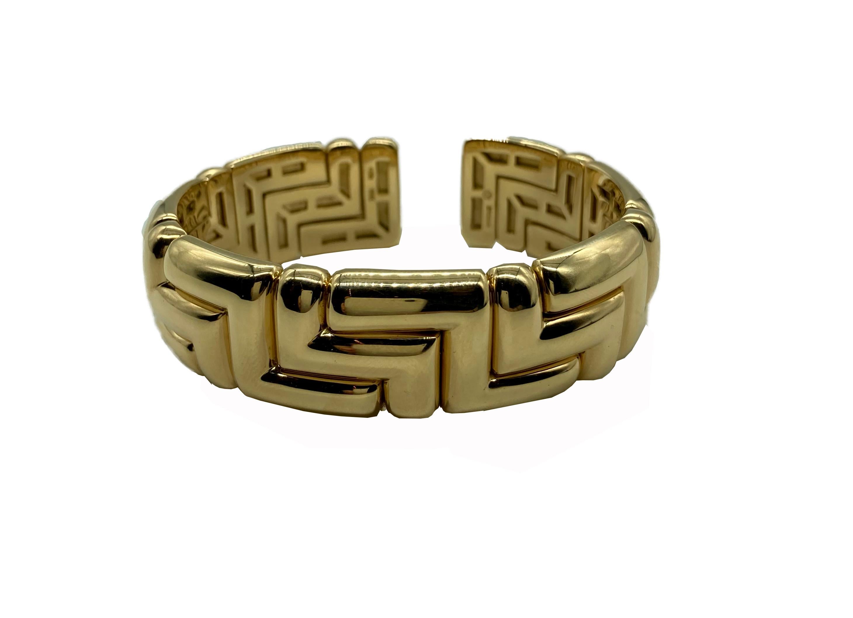 A chic 18 karat yellow gold cuff bracelet by Bulgari. Made in Italy.