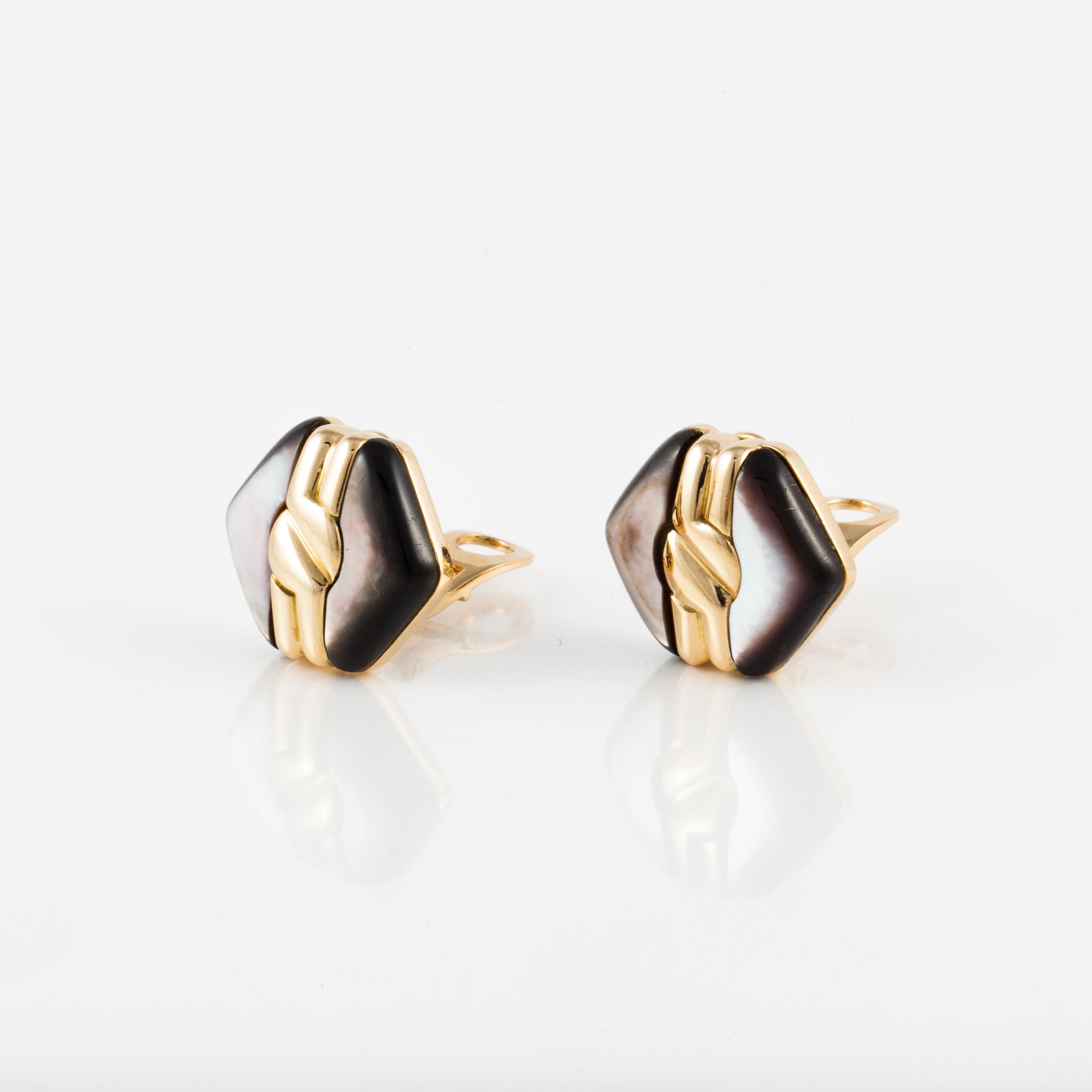 Bulgari button earrings in 18K yellow gold with gray mother-of-pearl.  Stamped:  Bulgari BD7056.  Earrings are clips and measure 13/16 inches across.