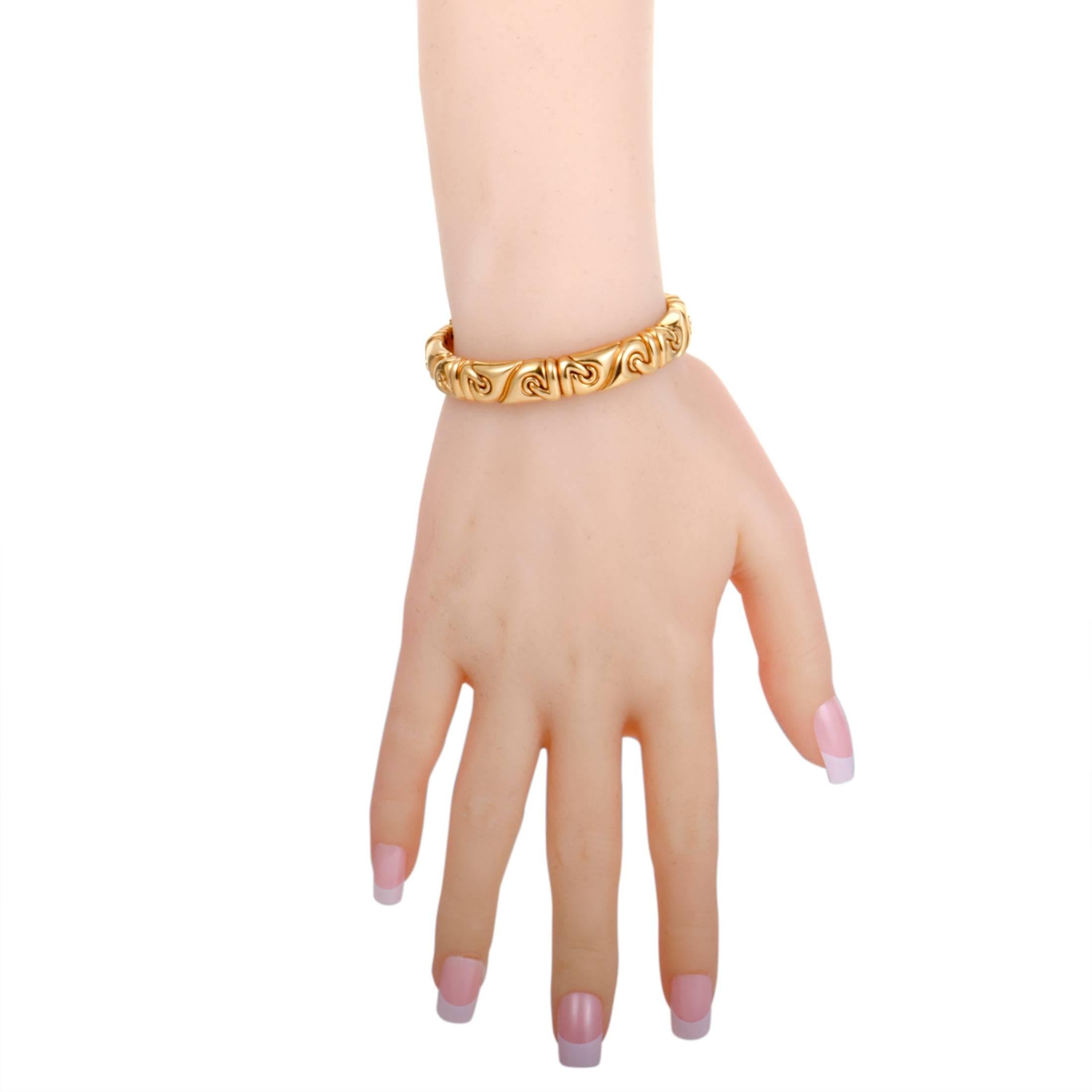 A design that exudes classy elegance is beautifully presented in luxurious 18K yellow gold in this attractive bracelet that is created by Bulgari and weighs 64 grams.
Included Items: Manufacturer's Box