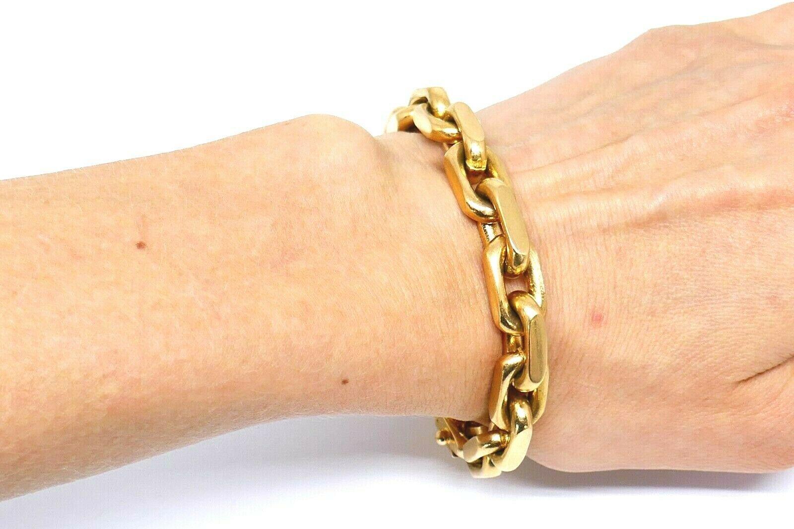 Heavy duty chunky chain bracelet by Bulgari made of 18k yellow gold with a nice matt finish, circa 1970s. Stamped with the Bulgari maker's mark and a hallmark for 18k gold.  
Measurements:  7.5