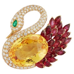Bulgari Broche cygne en saphir jaune, rubis, émeraude et diamant
