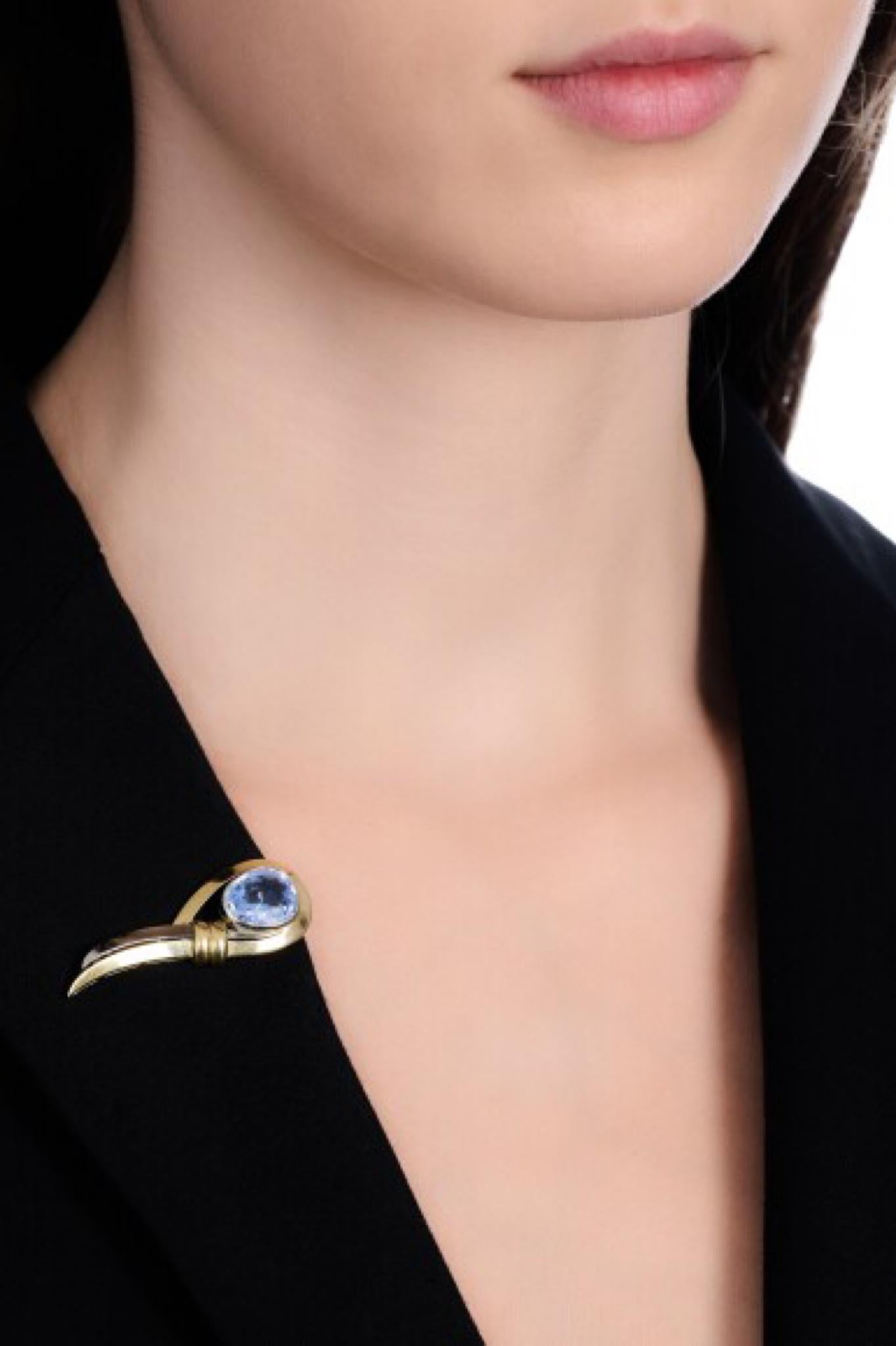 1930s GIA Certified 4.25 Carats Unheated Sapphire and Gold Clip In Good Condition For Sale In Rugby, England