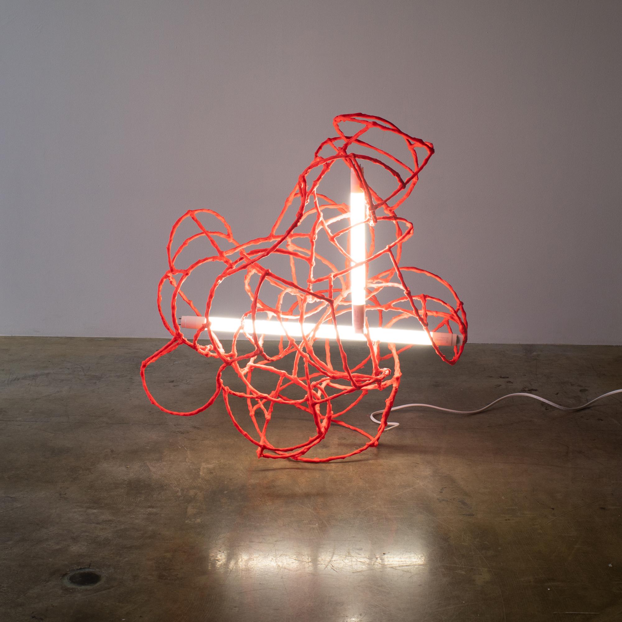 Bulge Lines: Leuchtstofflampe rot

Diese skulpturale Beleuchtung besteht hauptsächlich aus einer Vielzahl von Drähten, die miteinander verbunden sind. 
Drei Glühbirnen sind angebracht.  Es handelt sich um ein Lichtwerk eines Künstlers mit einem