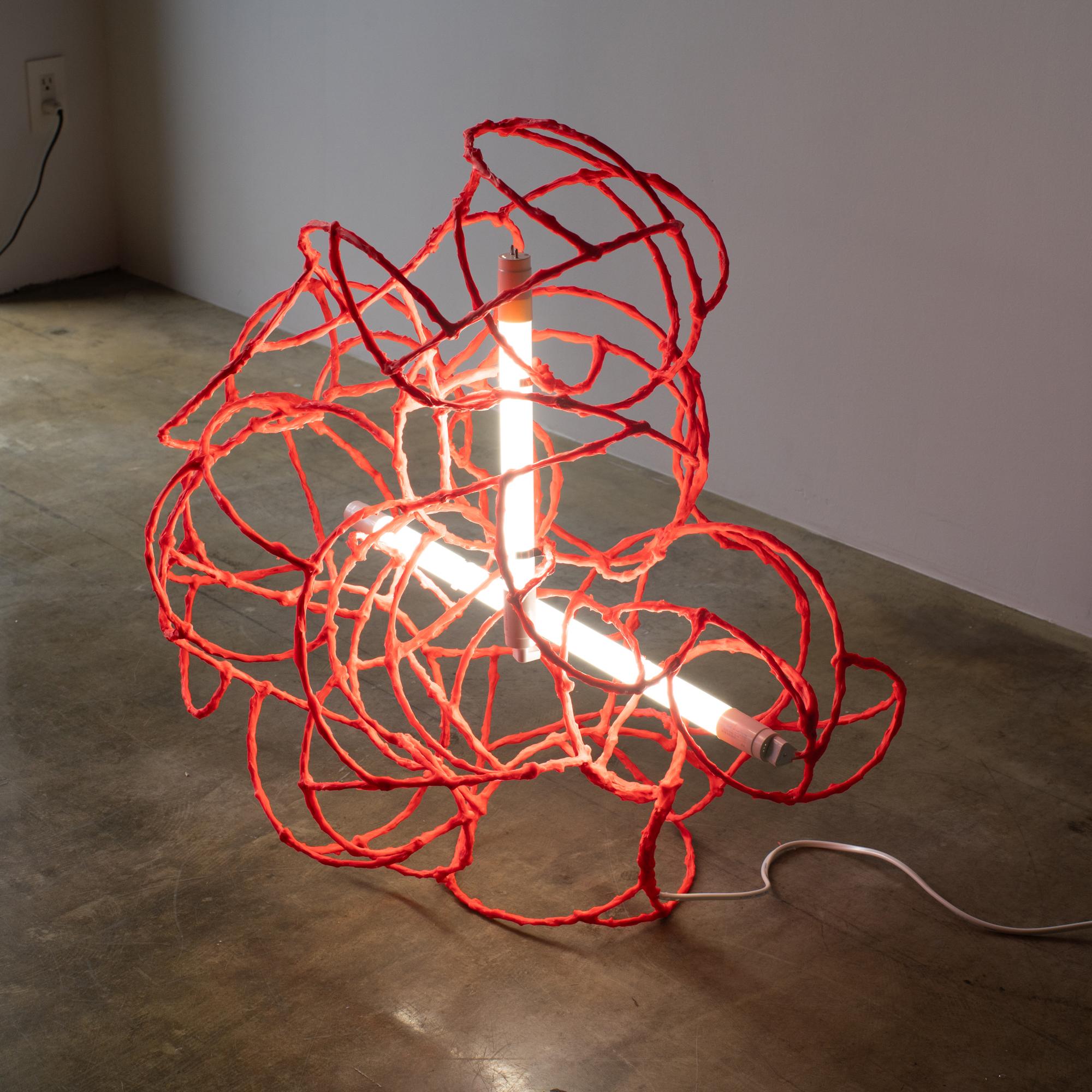 Moderne Lampe de table sculpturale rouge Norihiko Terayama Bulge Lines en vente