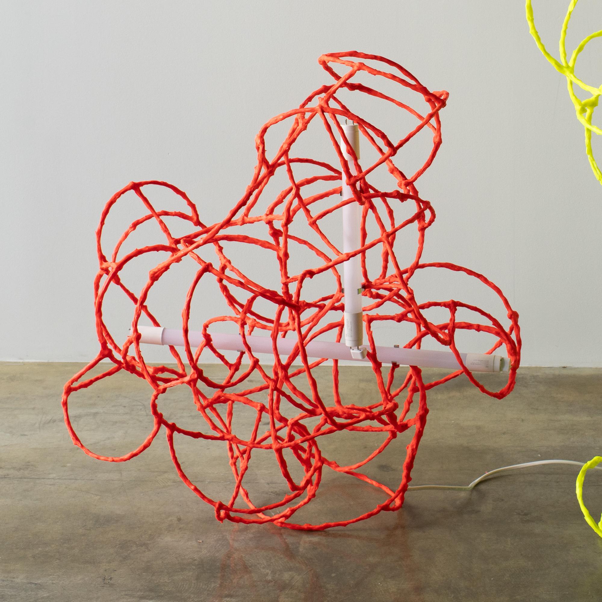 Japonais Lampe de table sculpturale rouge Norihiko Terayama Bulge Lines en vente