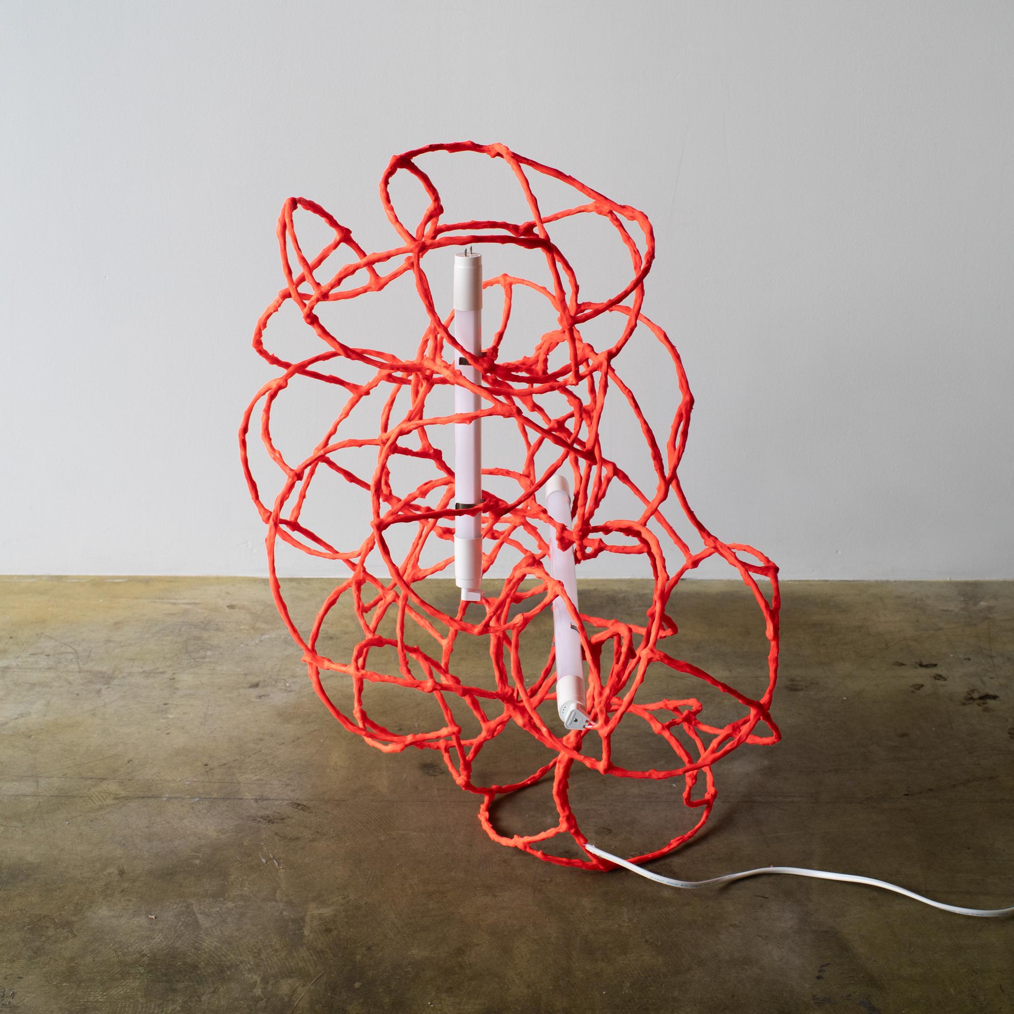 Fil de fer Lampe de table sculpturale rouge Norihiko Terayama Bulge Lines en vente
