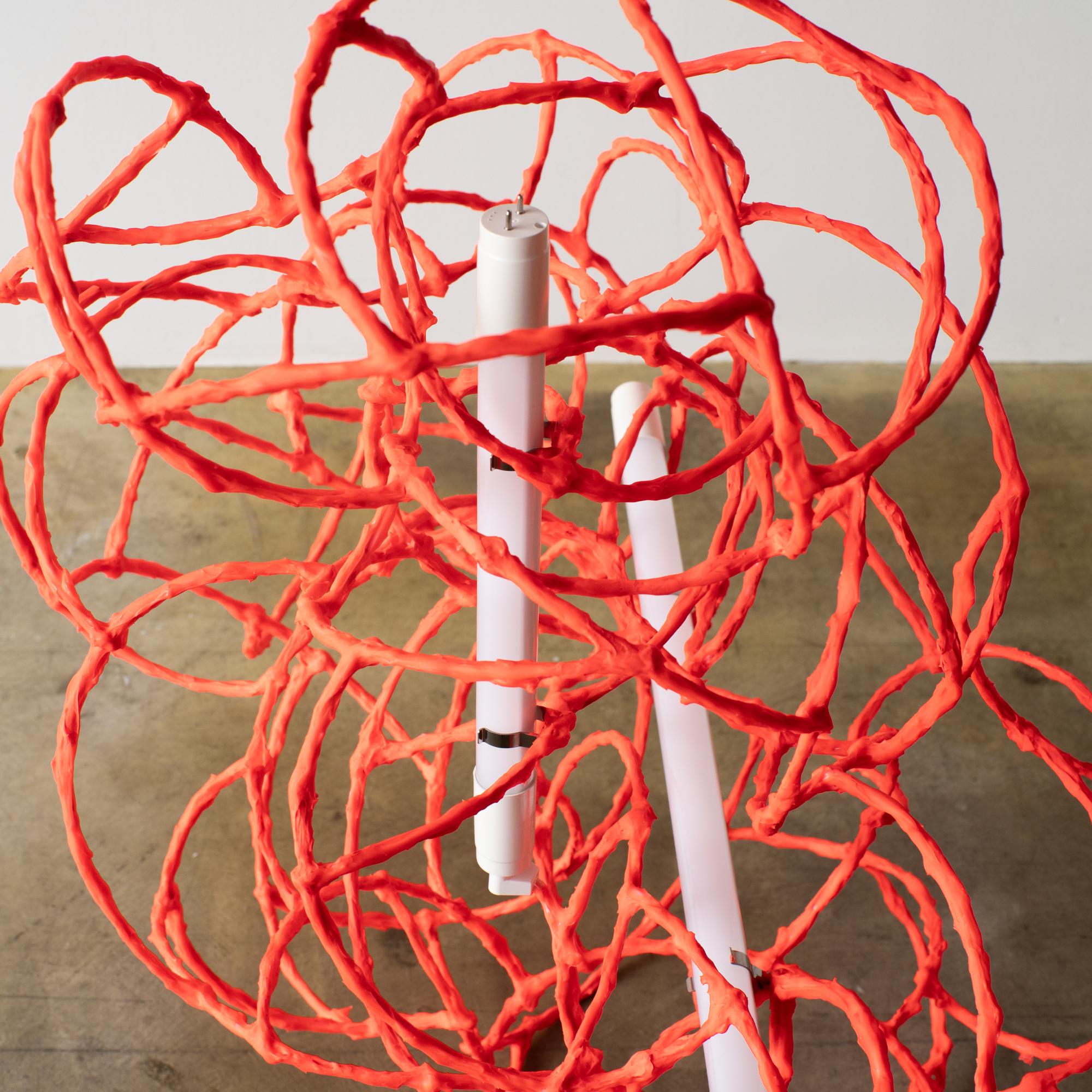 Lampe de table sculpturale rouge Norihiko Terayama Bulge Lines en vente 1