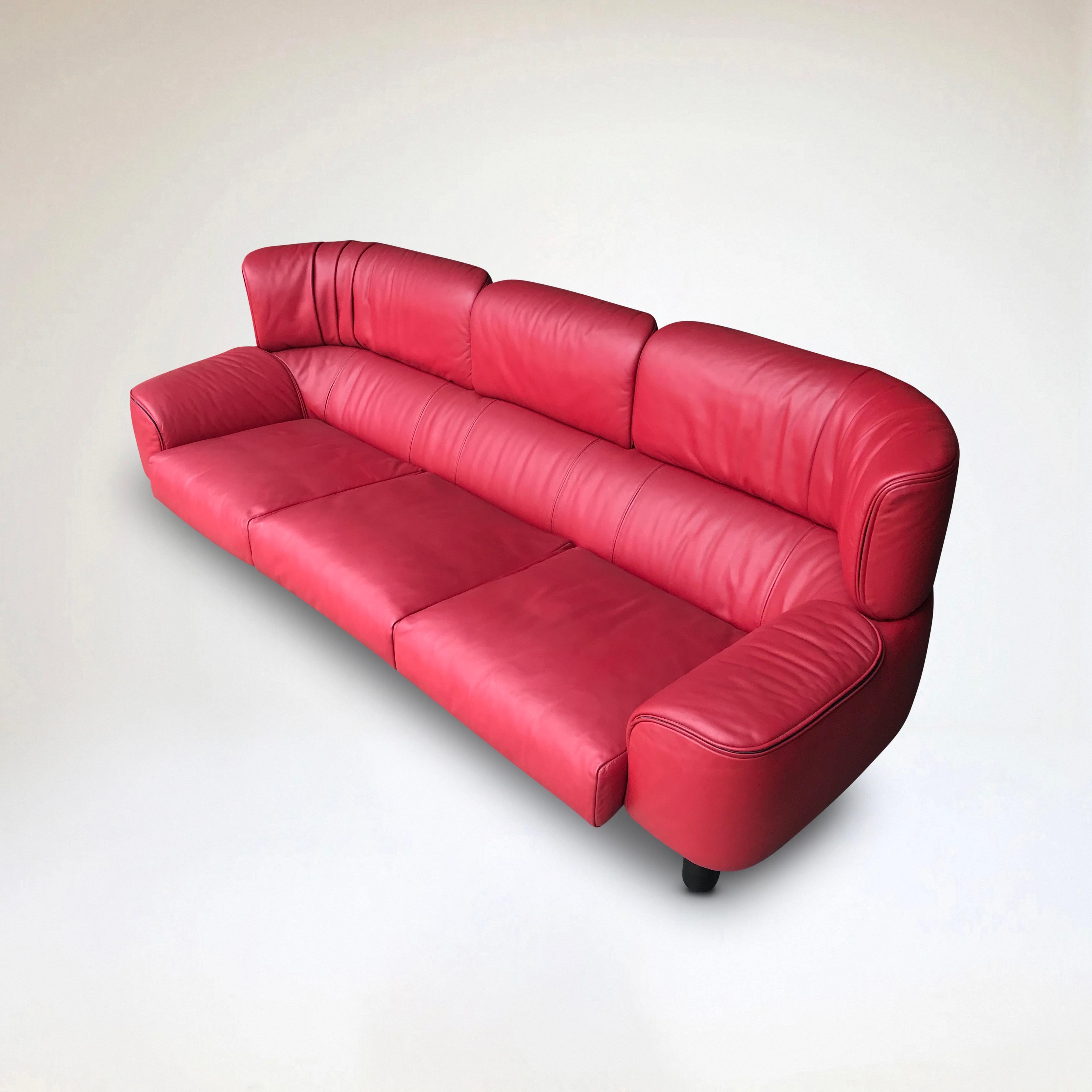 Bull 3-seater red leather sofa by Gianfranco Frattini for Cassina 1987 For Sale 4