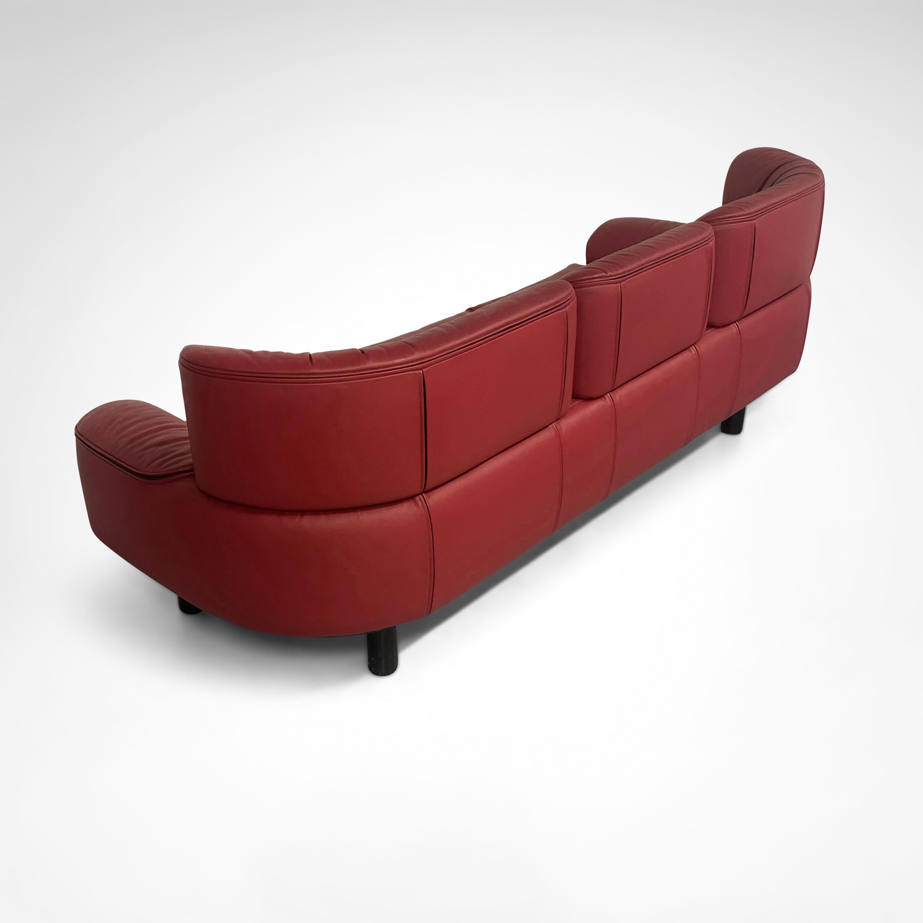 Ein zeitloser Entwurf des berühmten italienischen Designers Gianfranco Frattini (1926-2004) für Cassina: das Sofa Bull. Dieses Design, das nur 1987 von Cassina hergestellt wurde, wird immer seltener.

Bemerkenswert an diesem Design ist, dass