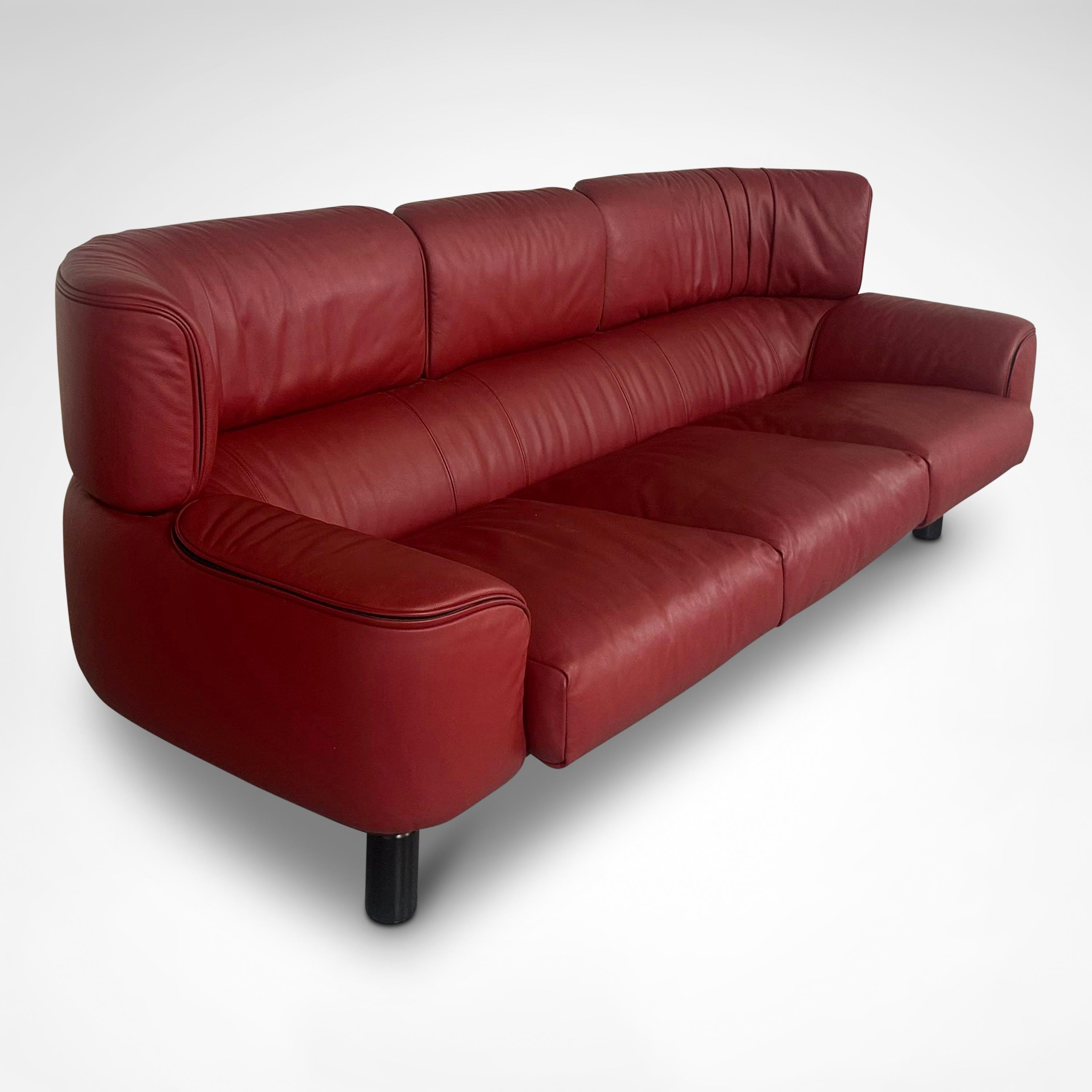Ein zeitloser Entwurf des berühmten italienischen Designers Gianfranco Frattini (1926-2004) für Cassina: das Sofa Bull. Dieses Design, das nur 1987 von Cassina hergestellt wurde, wird immer seltener.

Bemerkenswert an diesem Design ist, dass