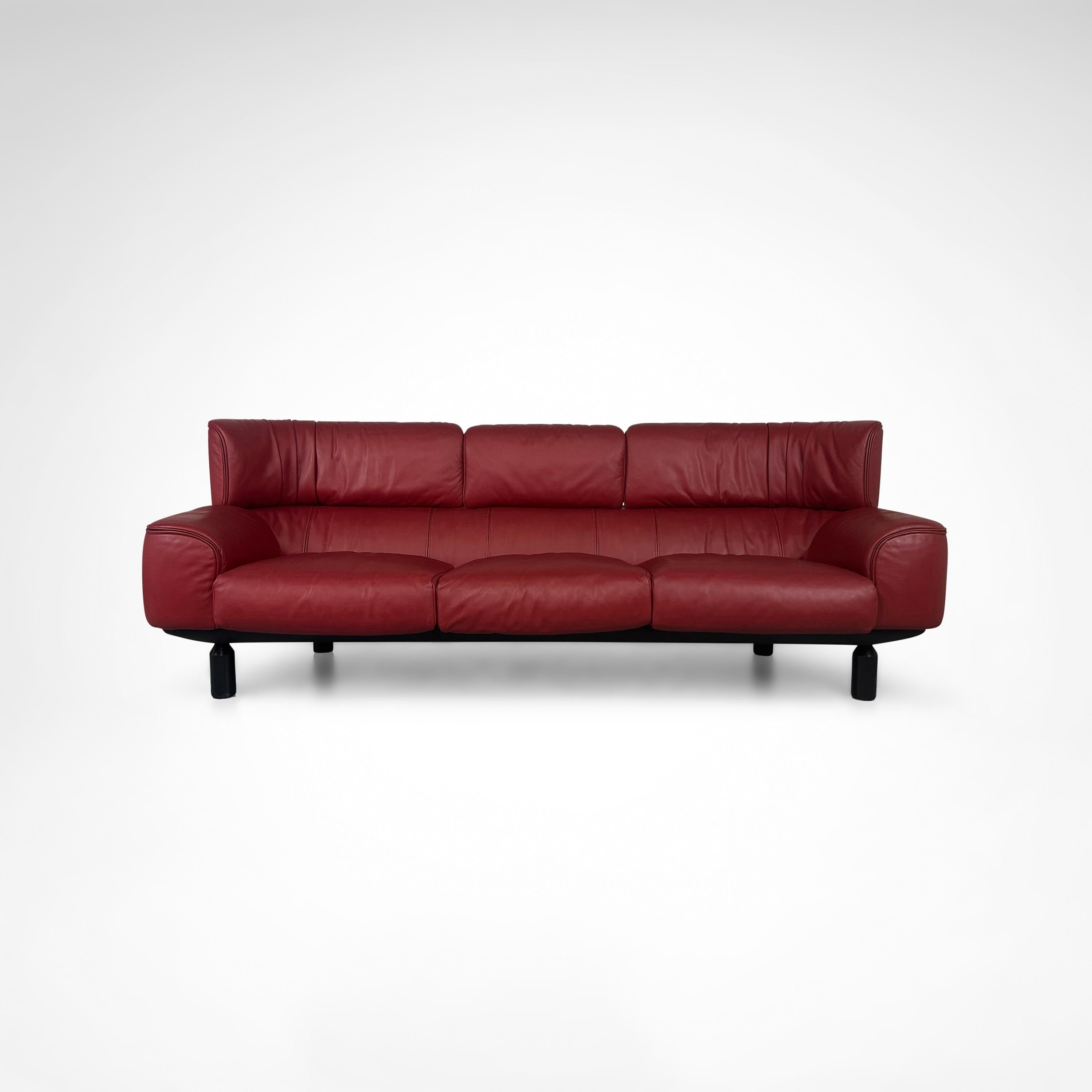 Bull 3-Sitzer-Sofa aus rotem Leder von Gianfranco Frattini für Cassina 1987 (Italienisch) im Angebot