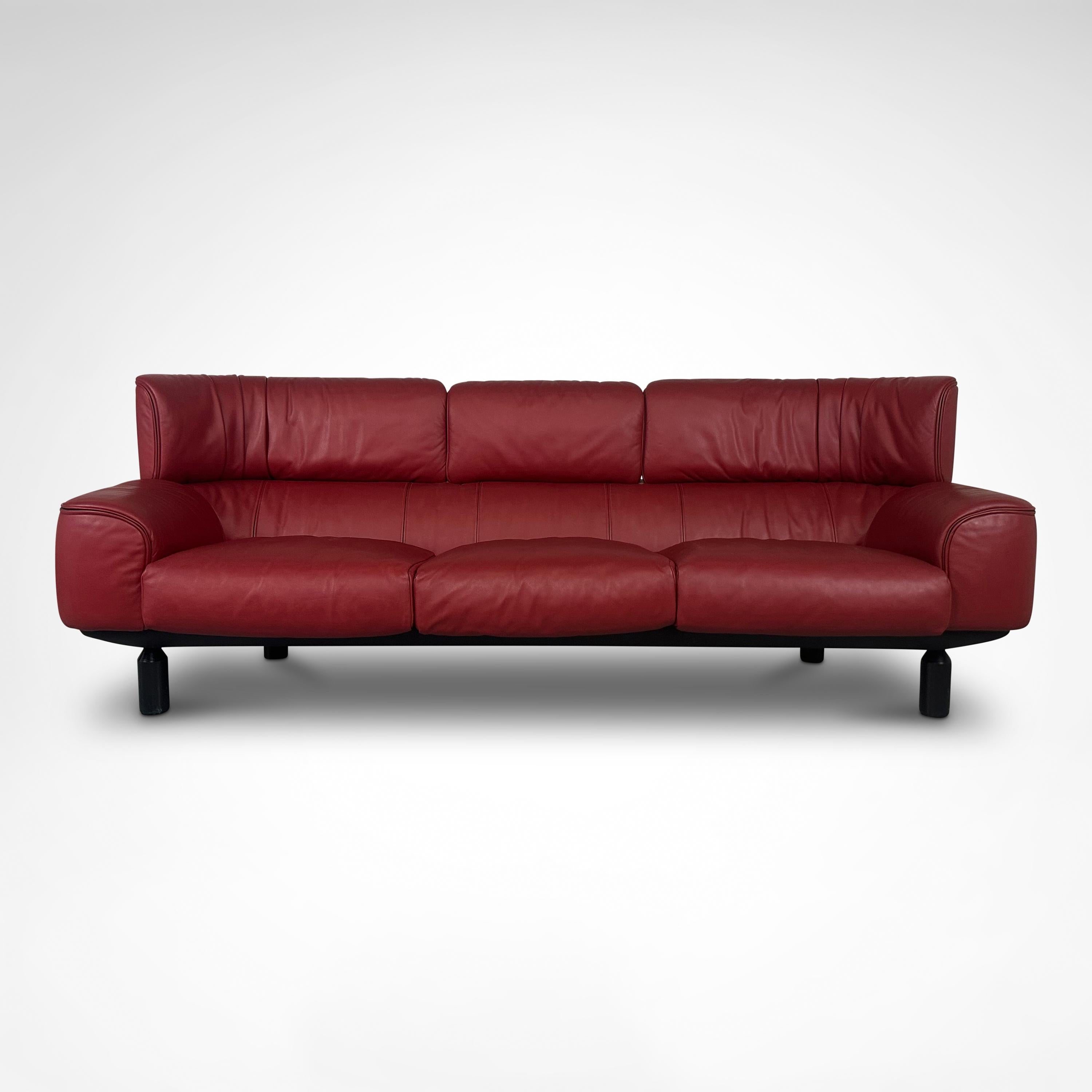 Bull 3-Sitzer-Sofa aus rotem Leder von Gianfranco Frattini für Cassina 1987 (Italienisch) im Angebot