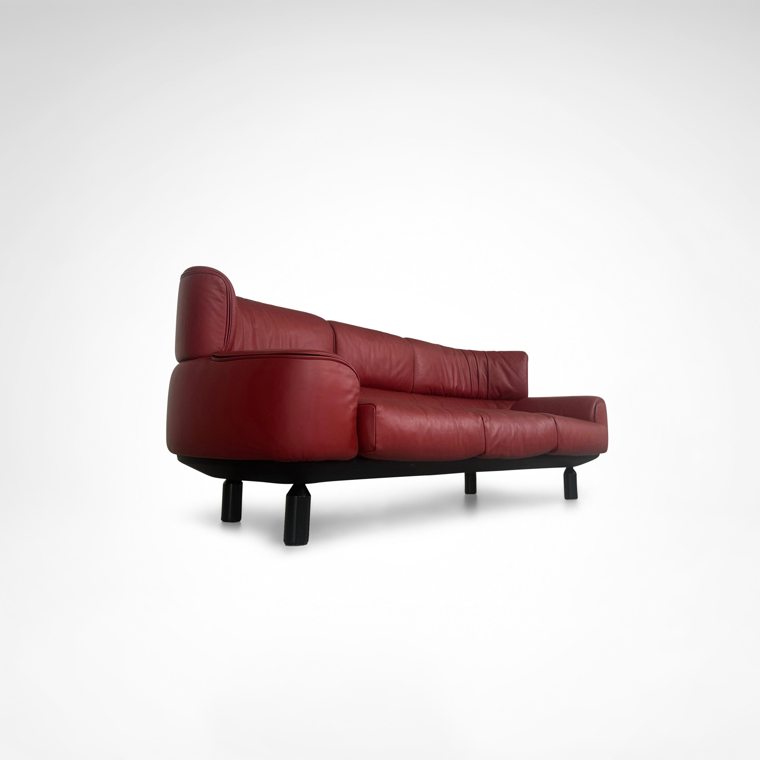 Bull 3-Sitzer-Sofa aus rotem Leder von Gianfranco Frattini für Cassina 1987 im Zustand „Hervorragend“ im Angebot in Sas van Gent, NL