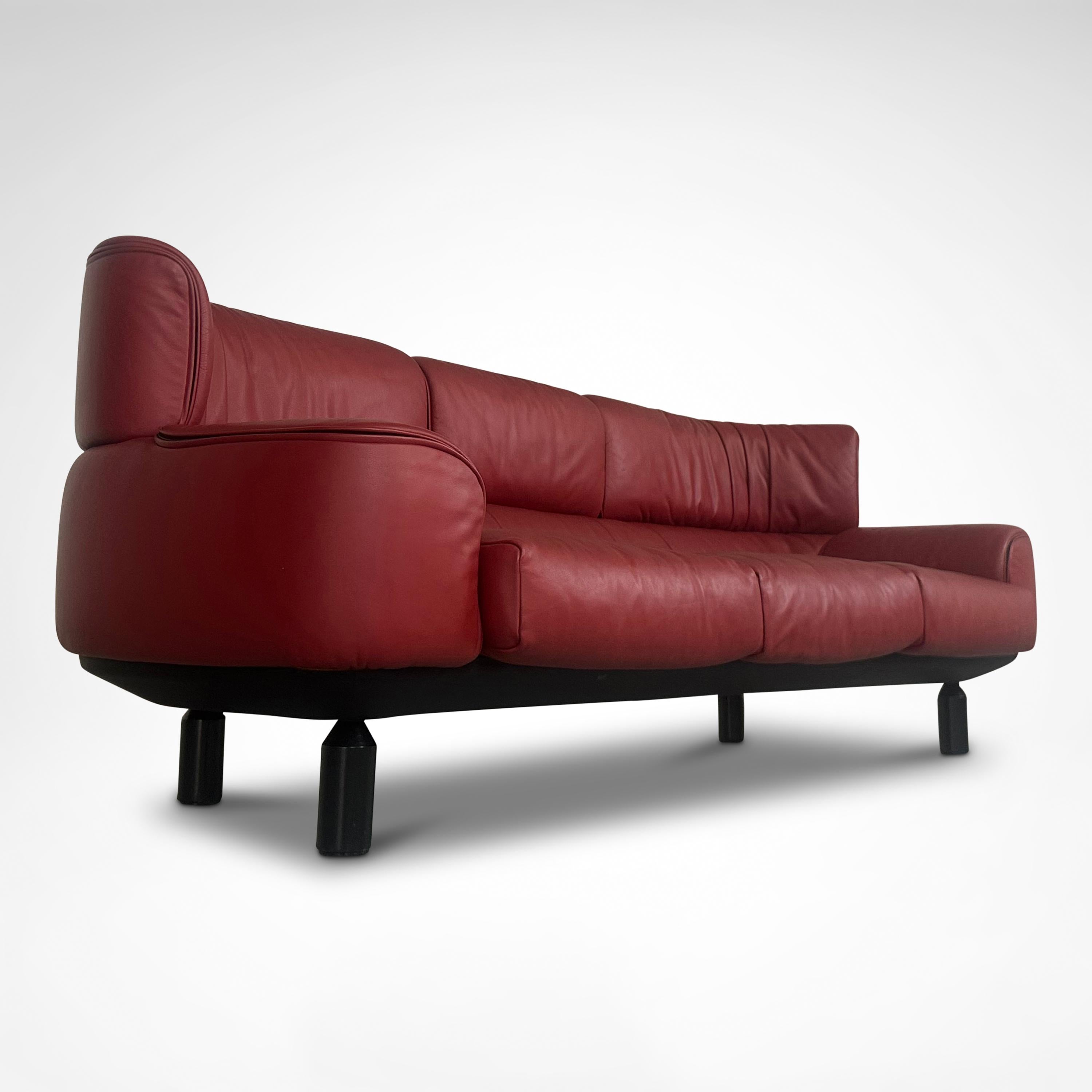 Bull 3-Sitzer-Sofa aus rotem Leder von Gianfranco Frattini für Cassina 1987 im Zustand „Gut“ im Angebot in Sas van Gent, NL