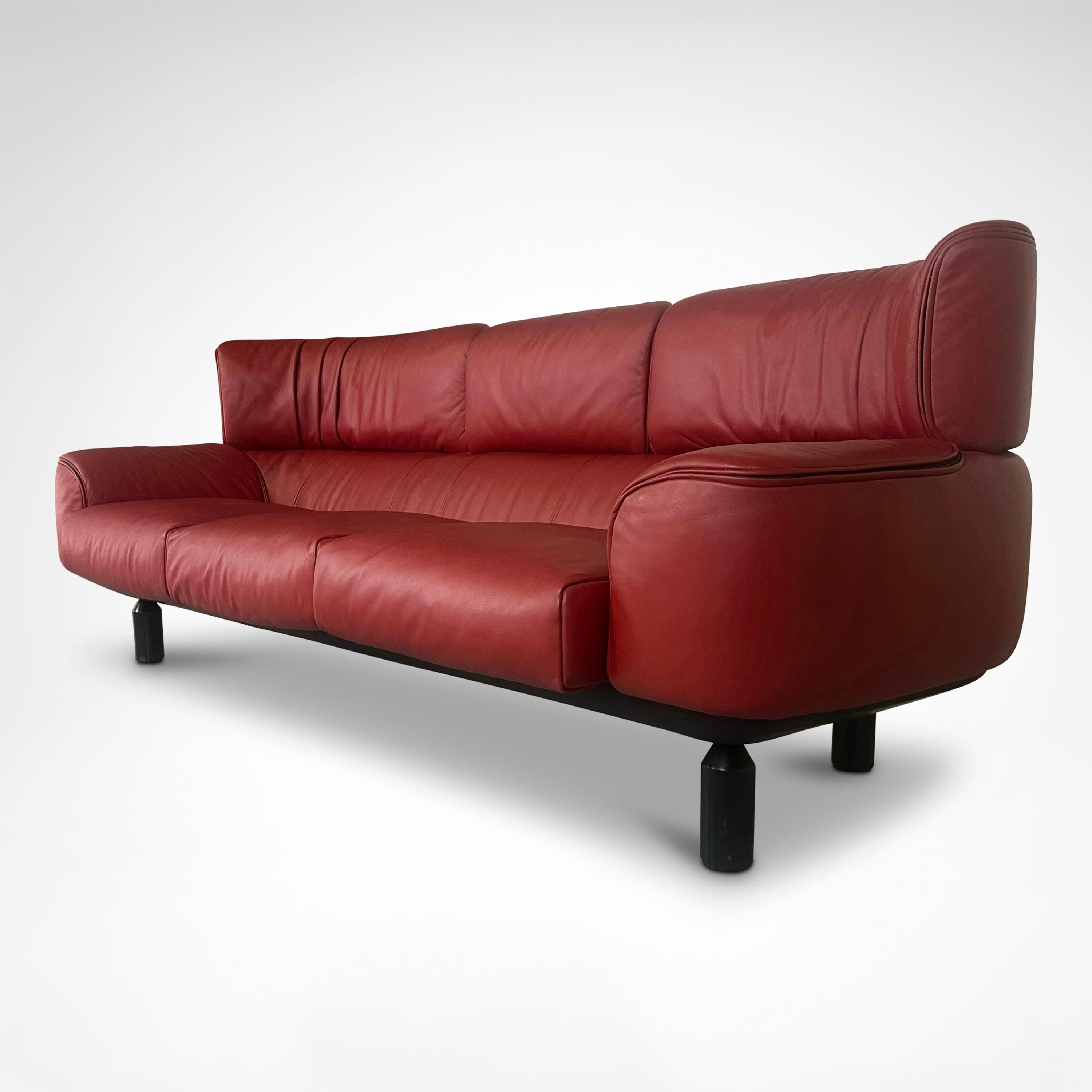 Bull 3-Sitzer-Sofa aus rotem Leder von Gianfranco Frattini für Cassina 1987 (Ende des 20. Jahrhunderts) im Angebot