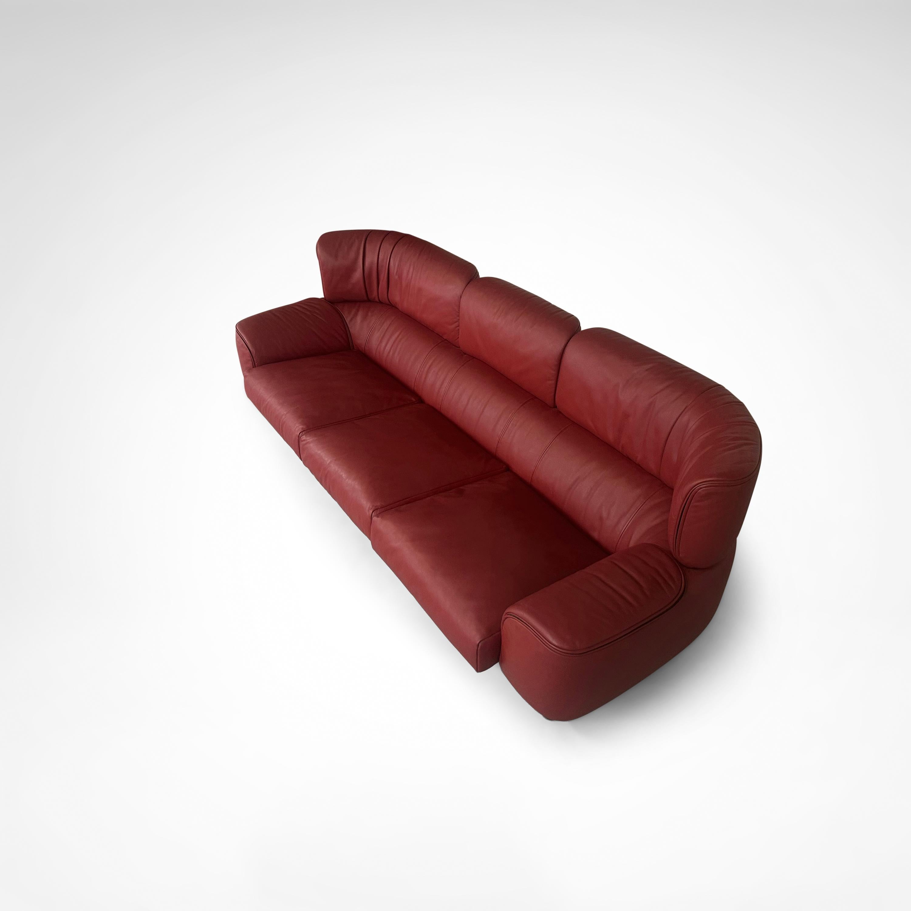 Bull 3-Sitzer-Sofa aus rotem Leder von Gianfranco Frattini für Cassina 1987 im Angebot 1