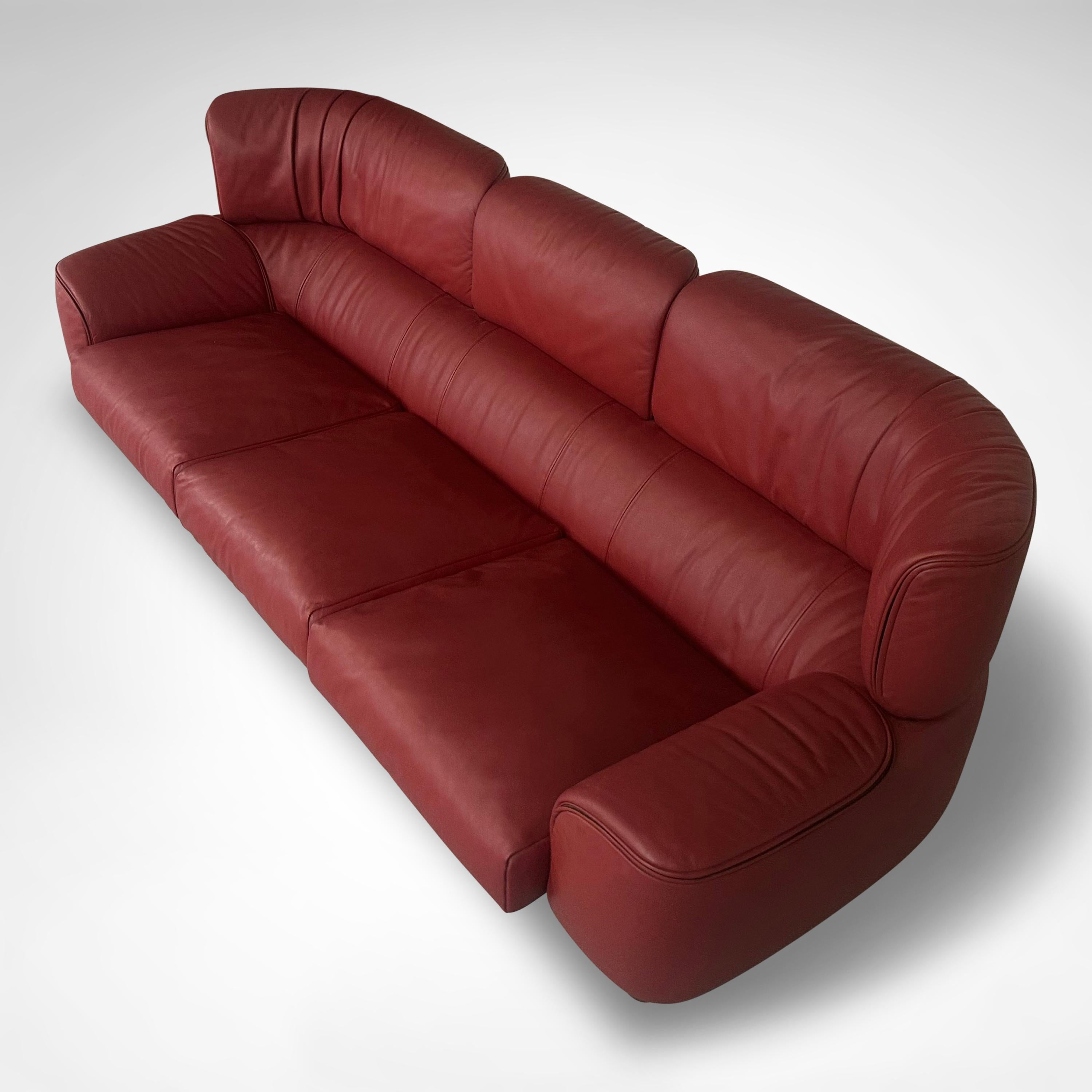 Bull 3-Sitzer-Sofa aus rotem Leder von Gianfranco Frattini für Cassina 1987 im Angebot 1