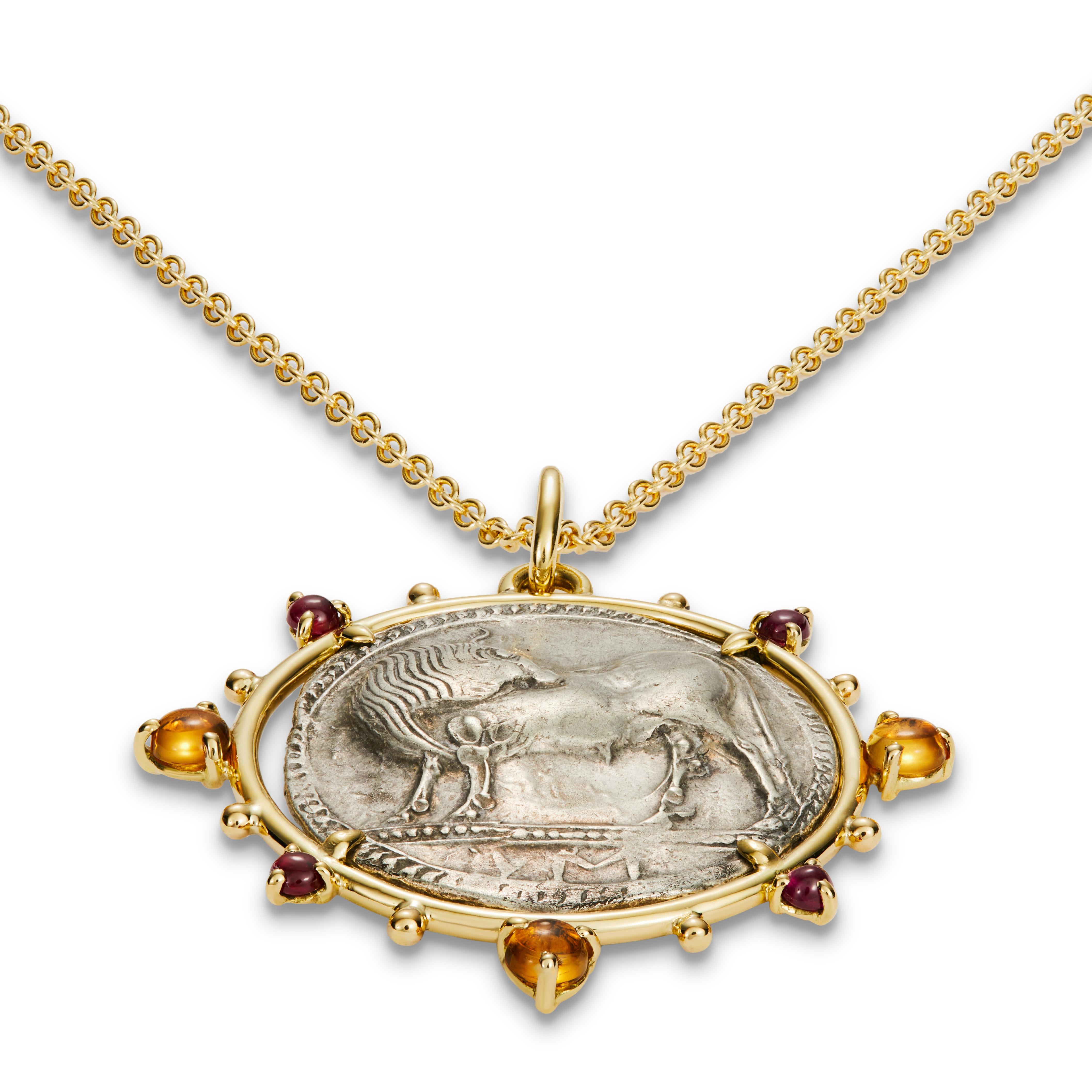 Grec classique Médaillon en argent 18 carats avec rubis et citrine cabochon, ancienne pièce de monnaie Bull en vente