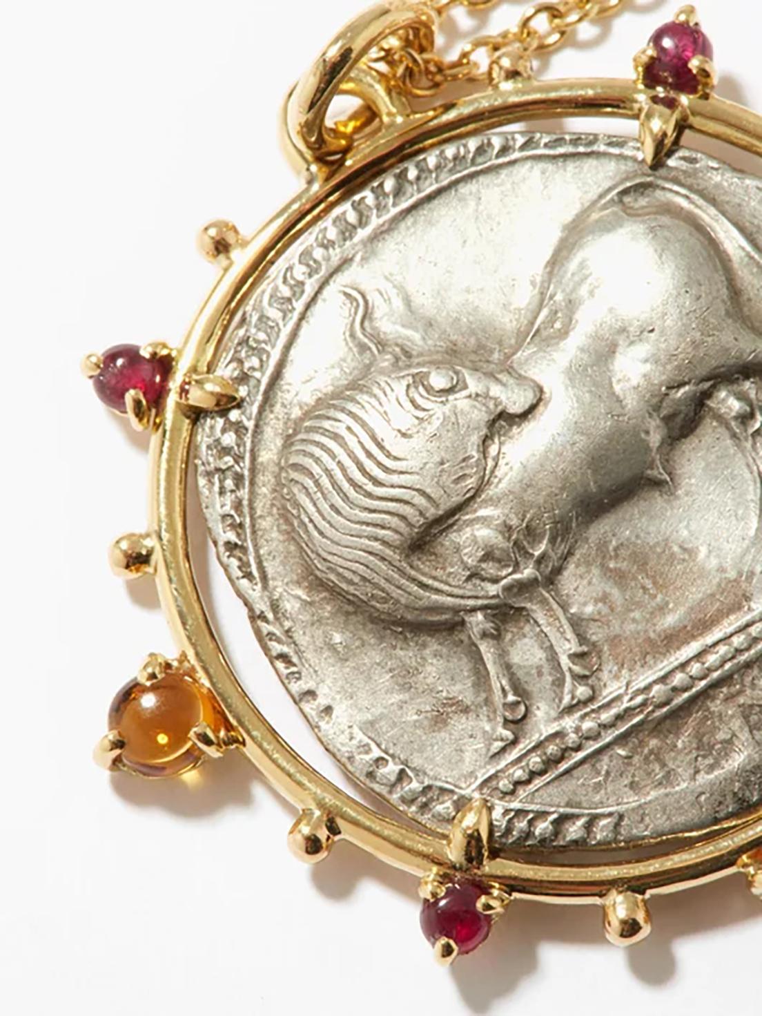 Medallón de cabujón de citrino y rubí de 18 quilates Bull Ancient Silver Coin en Nuevo estado para la venta en London, GB